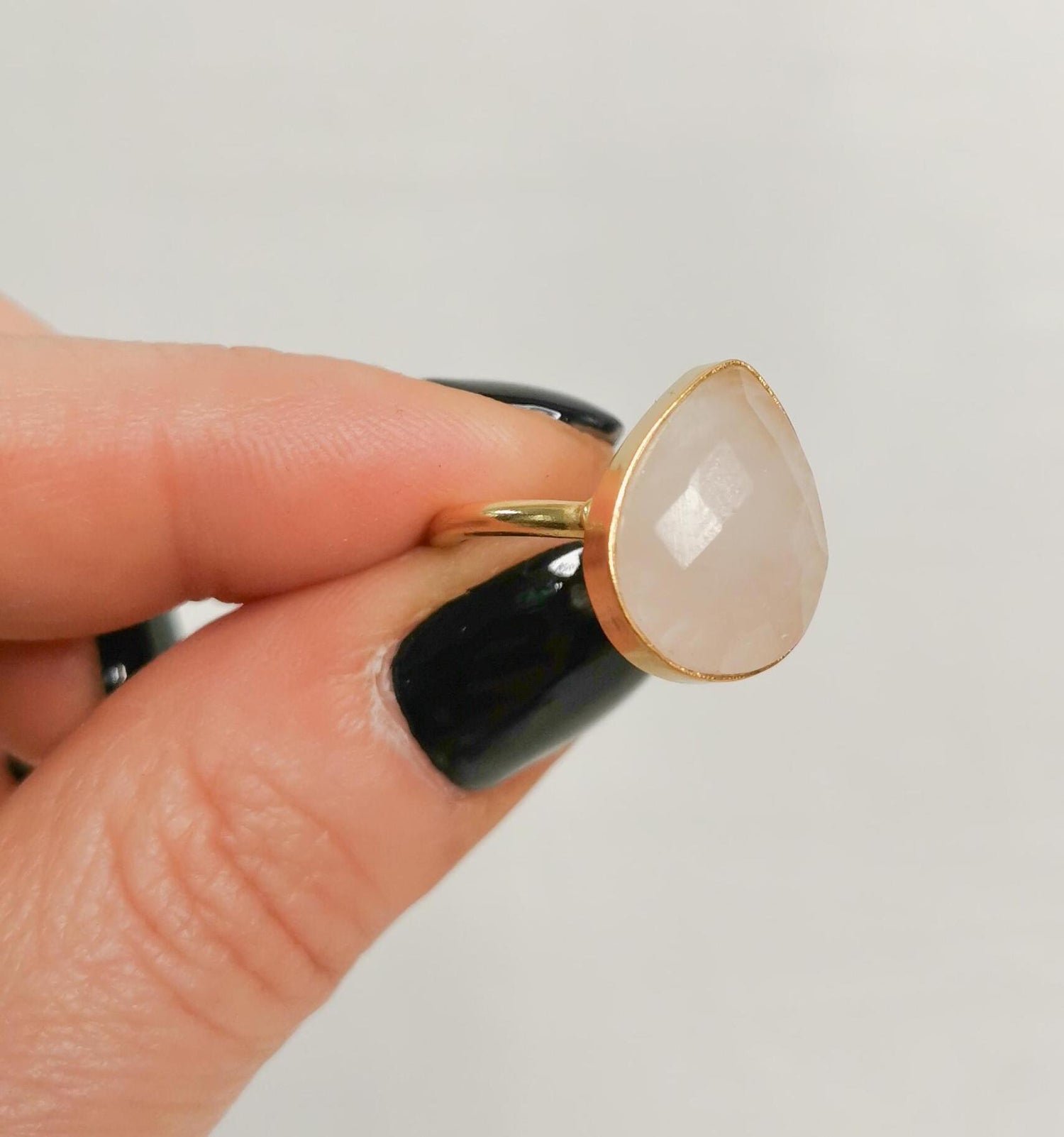 Bague de déclaration avec quartz rose, grande bague en quartz rose avec coupe à facettes, bague bohème, bague en laiton doré goutte quartz rose facetté