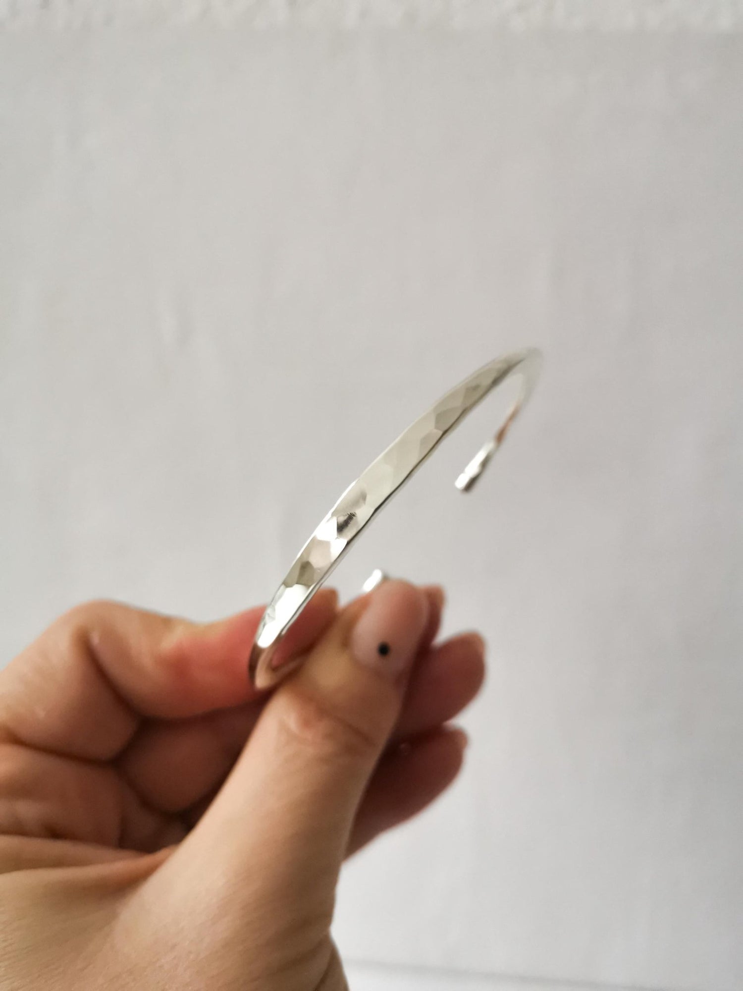 Sterling Silber verstellbarer Armreif, gehämmert strukturiert, Armreif aus 925 Silber, Minimalistischer Silberarmreif - CocosyBerlin