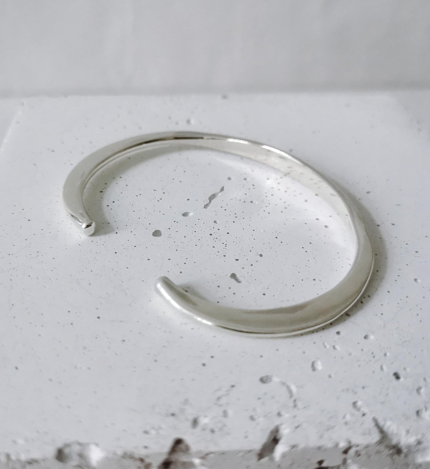 Sterling Silber verstellbarer Armreif, gehämmert strukturiert, Armreif aus 925 Silber, Minimalistischer Silberarmreif - CocosyBerlin