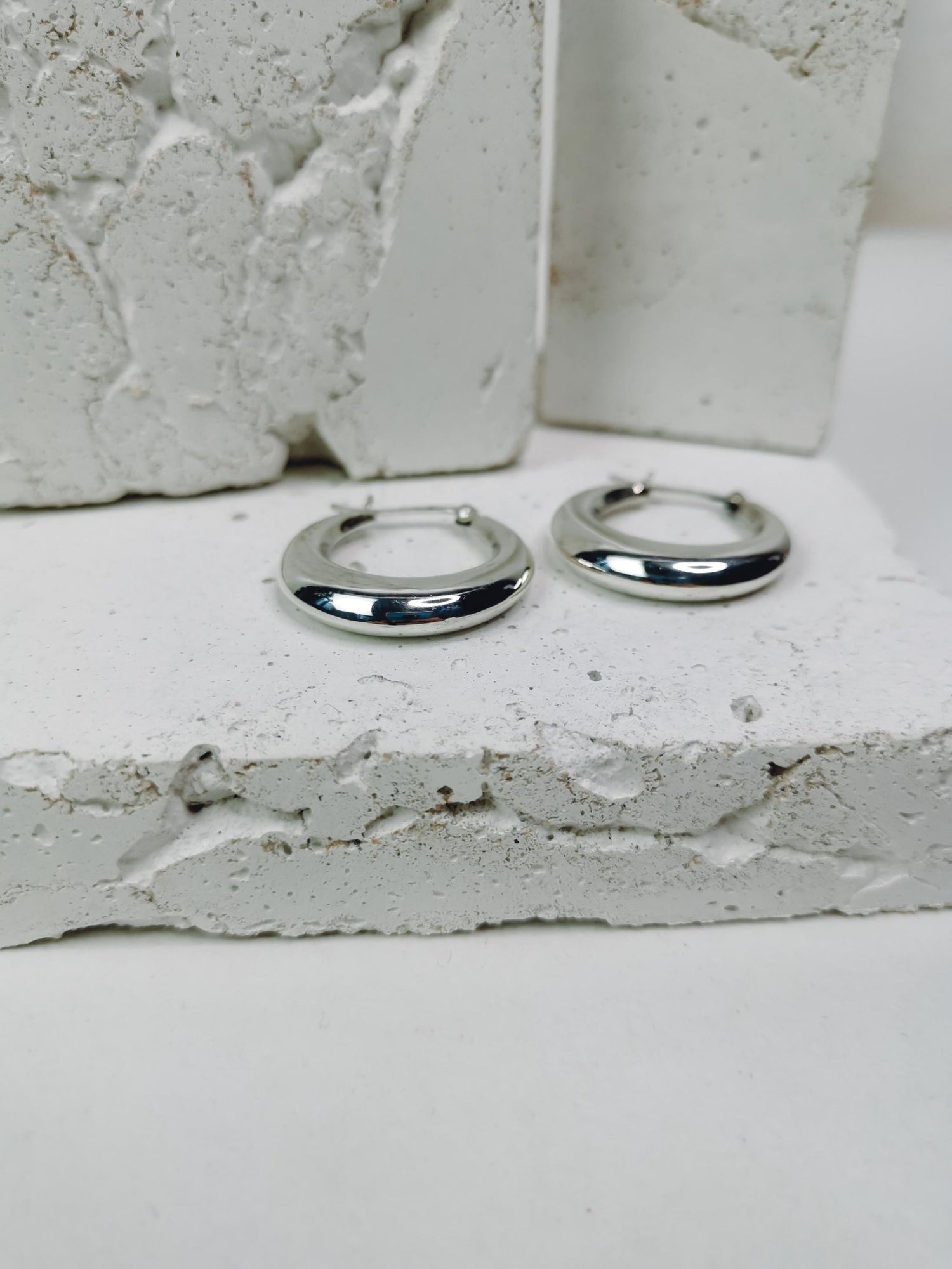 Halbmond Creolen aus 925 Silber, breite Sterling Silber Creolen 28 mm, Minimalistische Creolen - CocosyBerlin