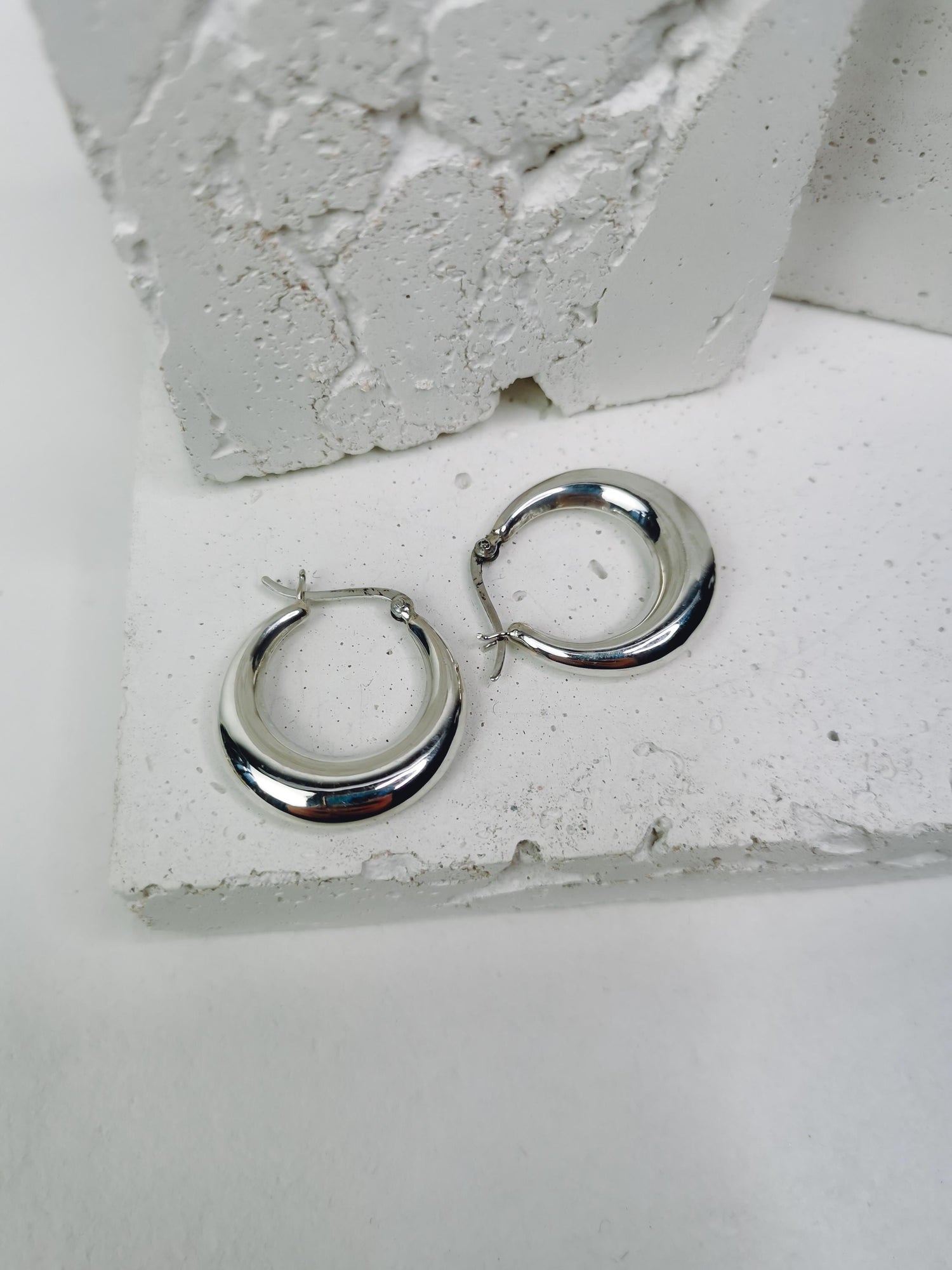 Halbmond Creolen aus 925 Silber, breite Sterling Silber Creolen 28 mm, Minimalistische Creolen