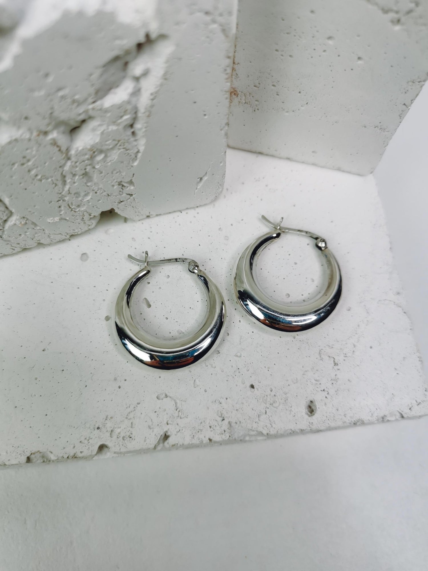 Halbmond Creolen aus 925 Silber, breite Sterling Silber Creolen 28 mm, Minimalistische Creolen - CocosyBerlin