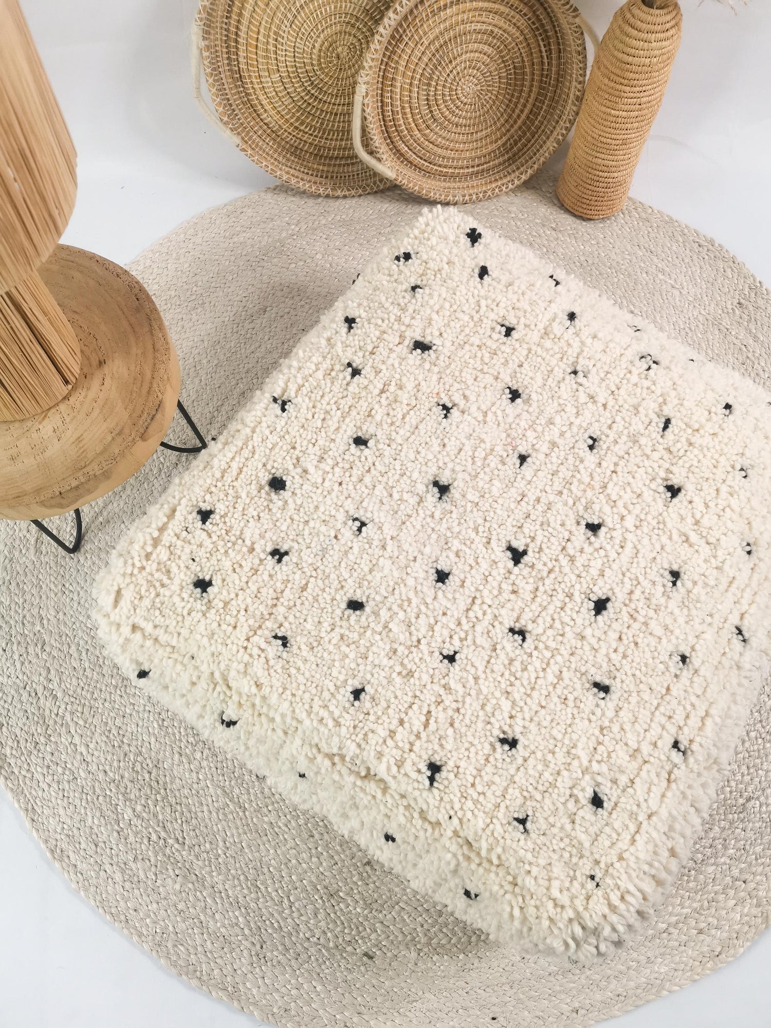 Marokkanischer Beni Ourain Pouf mit Punkte, Berber Bodenkissen, Sitzkissen aus Wolle, Vintage Bodenkissen, Boho quadratischer Pouf