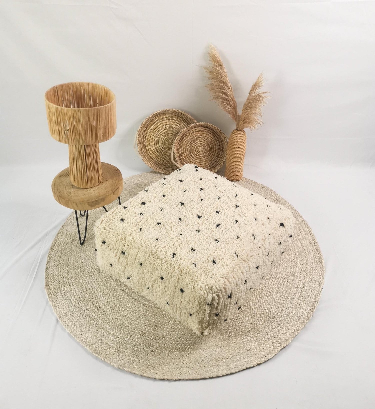 Marokkanischer Beni Ourain Pouf mit Punkte, Berber Bodenkissen, Sitzkissen aus Wolle, Vintage Bodenkissen, Boho quadratischer Pouf - CocosyBerlin