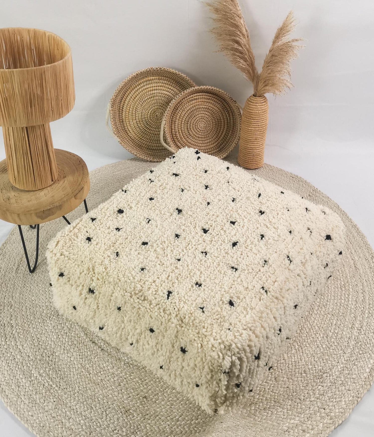 Marokkanischer Beni Ourain Pouf mit Punkte, Berber Bodenkissen, Sitzkissen aus Wolle, Vintage Bodenkissen, Boho quadratischer Pouf