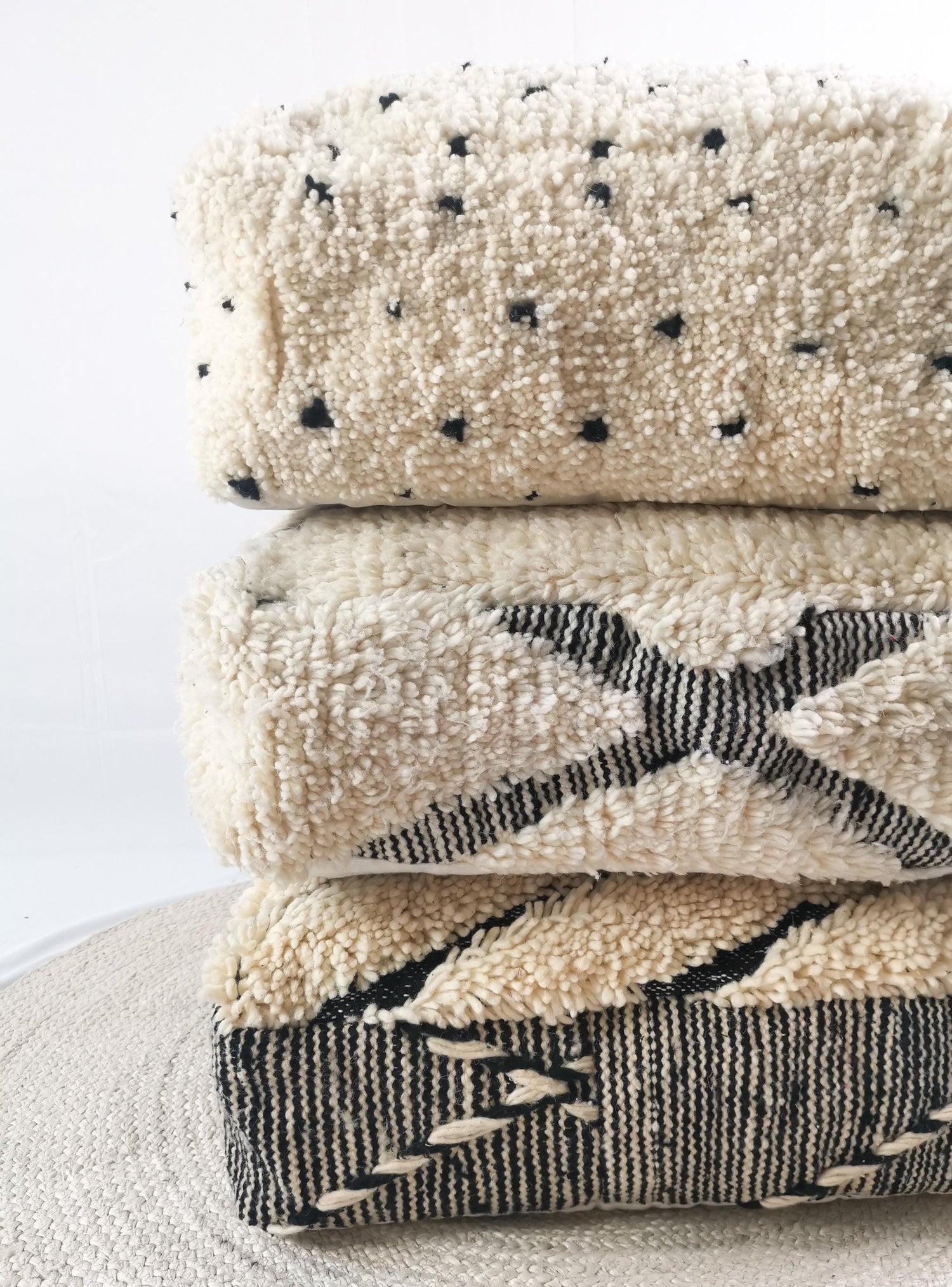 Marokkanischer Beni Ourain Pouf mit Punkte, Berber Bodenkissen, Sitzkissen aus Wolle, Vintage Bodenkissen, Boho quadratischer Pouf