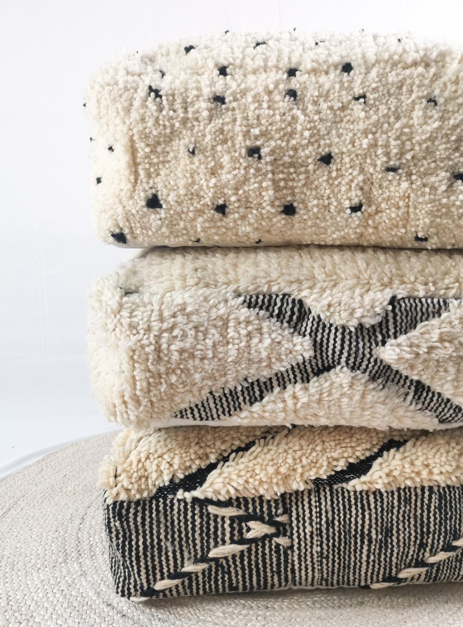 Marokkanischer Beni Ourain Pouf mit Punkte, Berber Bodenkissen, Sitzkissen aus Wolle, Vintage Bodenkissen, Boho quadratischer Pouf - CocosyBerlin