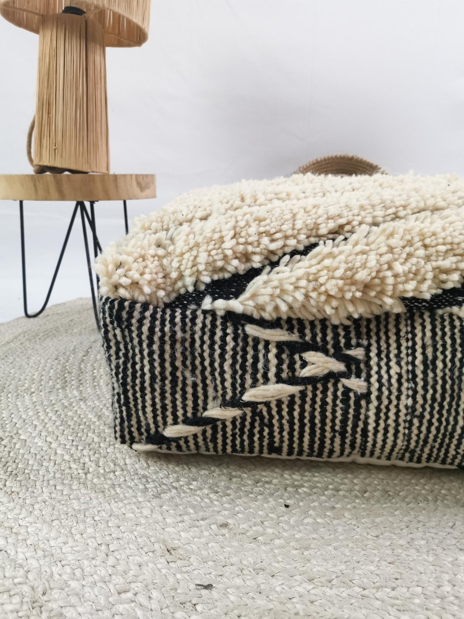 Marokkanischer Vintage Pouf, Berber Bodenkissen, Sitzkissen aus 100% Wolle, Vintage Bodenkissen mit Streifen, Boho Sitzkissen - CocosyBerlin