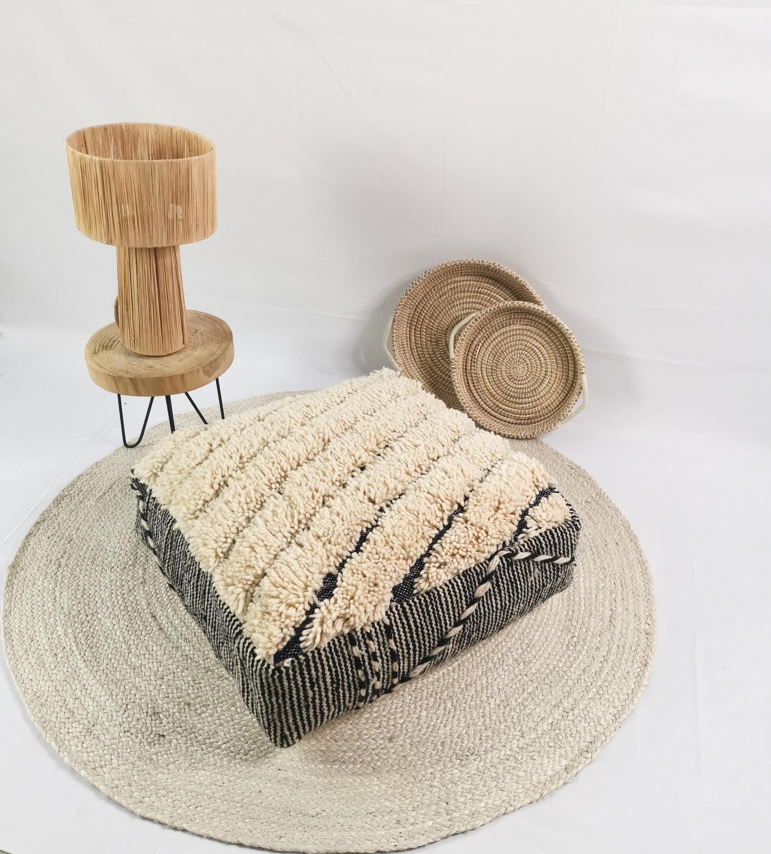 Marokkanischer Vintage Pouf, Berber Bodenkissen, Sitzkissen aus 100% Wolle, Vintage Bodenkissen mit Streifen, Boho Sitzkissen - CocosyBerlin