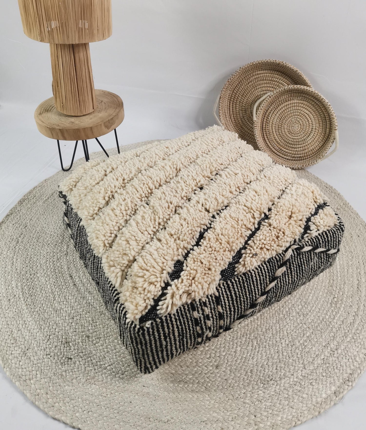 Marokkanischer Vintage Pouf, Berber Bodenkissen, Sitzkissen aus 100% Wolle, Vintage Bodenkissen mit Streifen, Boho Sitzkissen