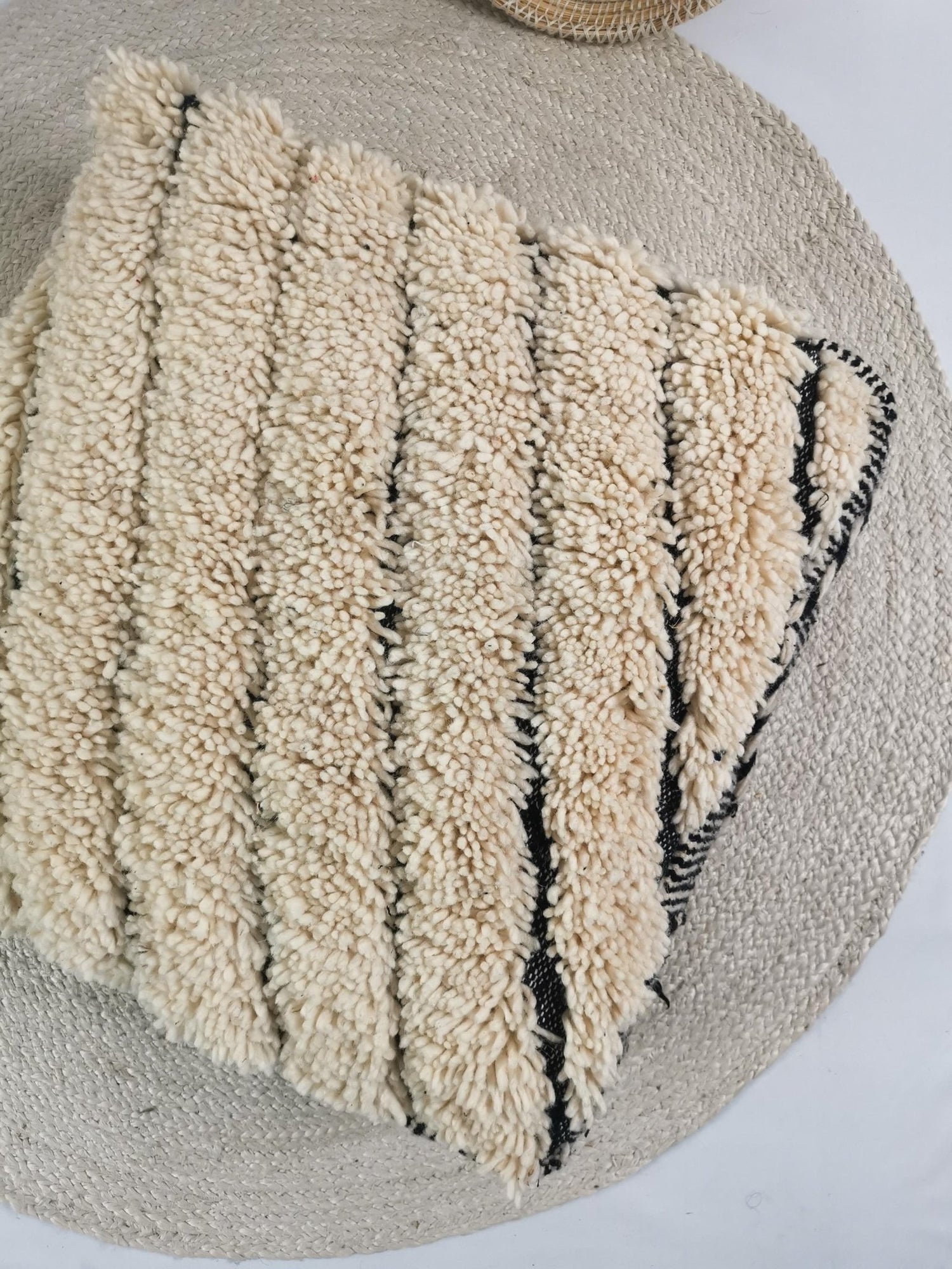 Marokkanischer Vintage Pouf, Berber Bodenkissen, Sitzkissen aus 100% Wolle, Vintage Bodenkissen mit Streifen, Boho Sitzkissen - CocosyBerlin