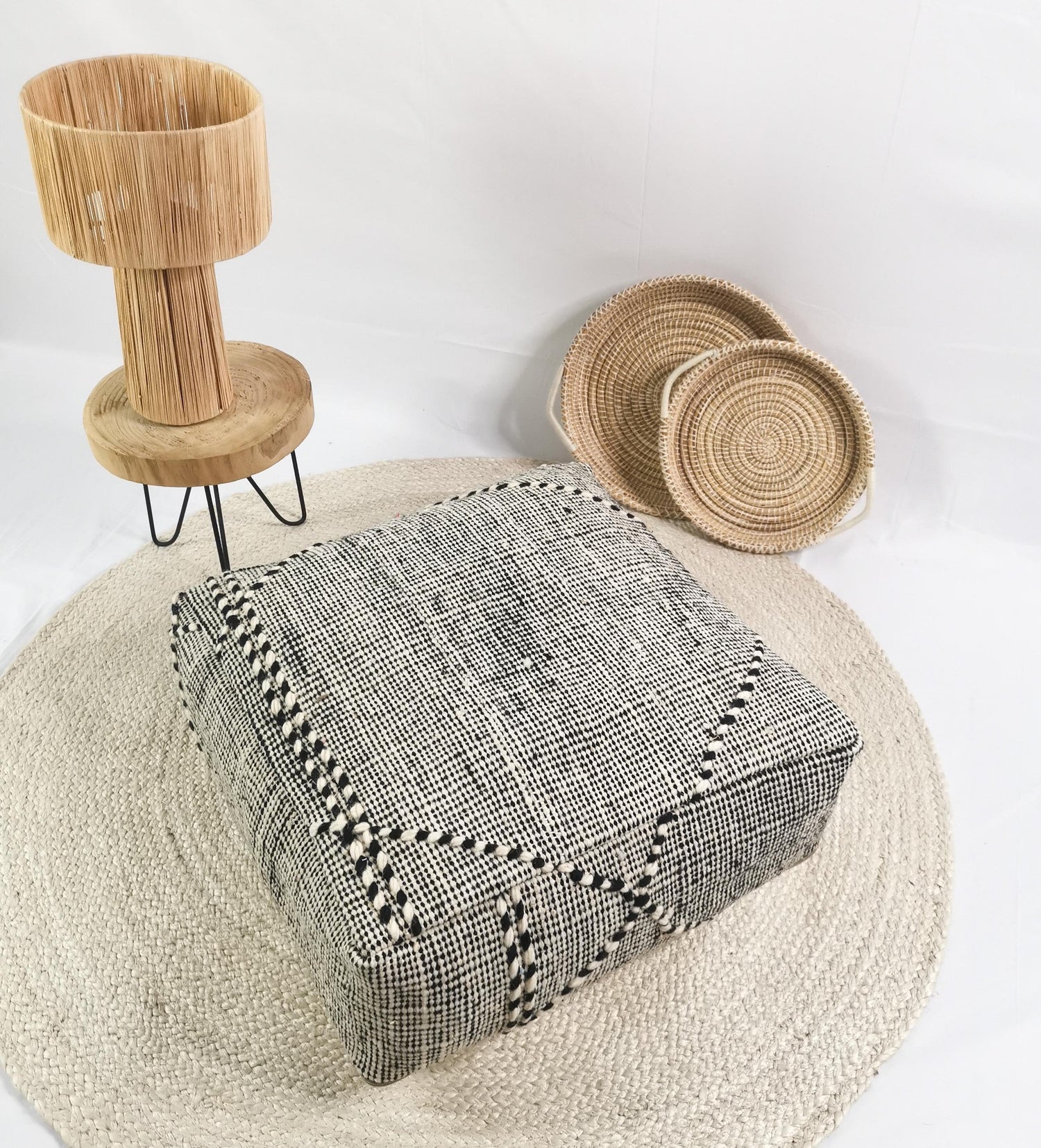Pouf marocain vintage, coussin de sol berbère, coussin d'assise en laine, coussin de sol vintage, décoration d'intérieur éclectique, beige noir