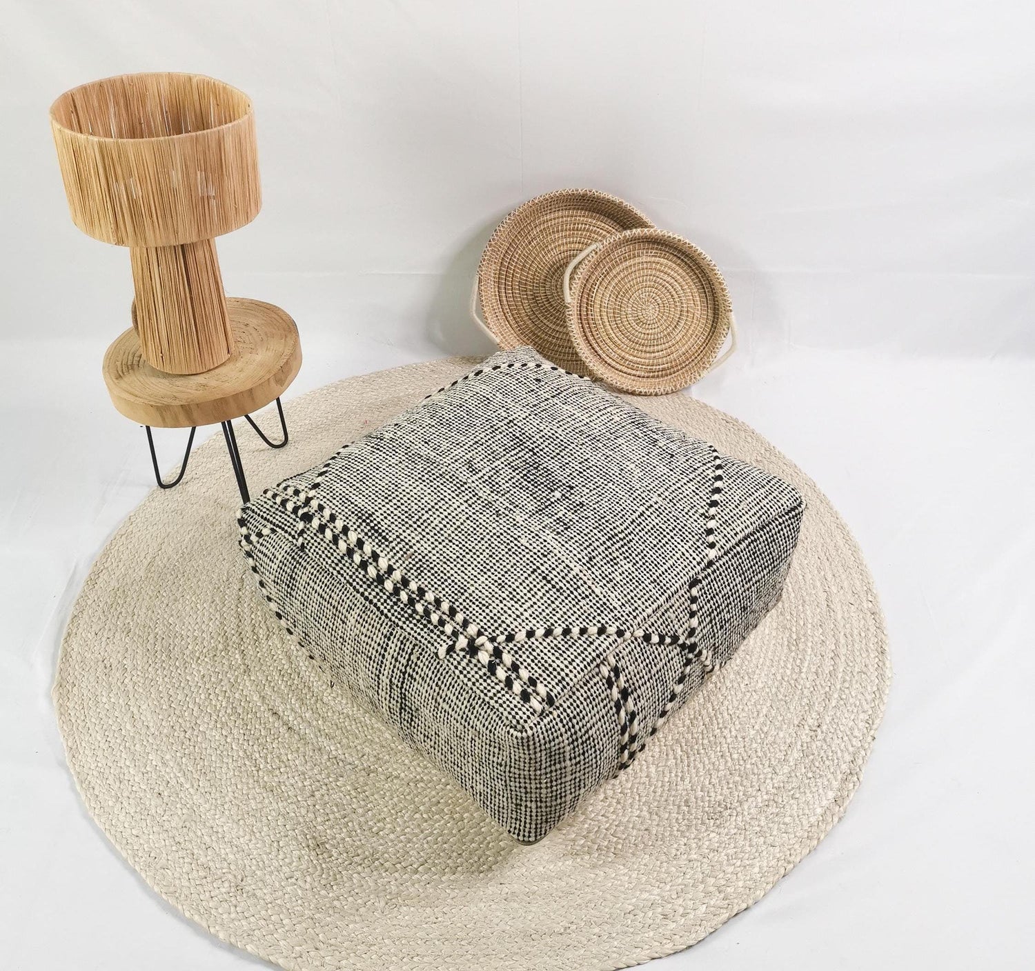 Pouf marocain vintage, coussin de sol berbère, coussin d'assise en laine, coussin de sol vintage, décoration d'intérieur éclectique, beige noir