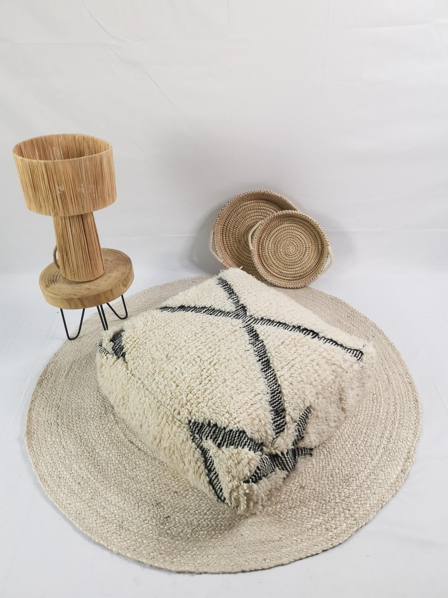 Marokkanischer Pouf, Berber Bodenkissen, Sitzkissen aus Wolle, Vintage Kissen, Boho Sitzkissen Marrakesch, Beni Ourain - CocosyBerlin
