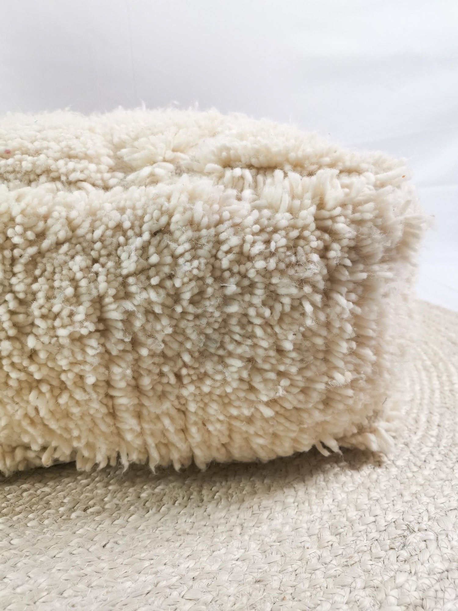 Marokkanischer Pouf, Berber Bodenkissen, Sitzkissen aus Wolle, Vintage Pouf weiss, Boho Sitzkissen Beni Ourain - CocosyBerlin