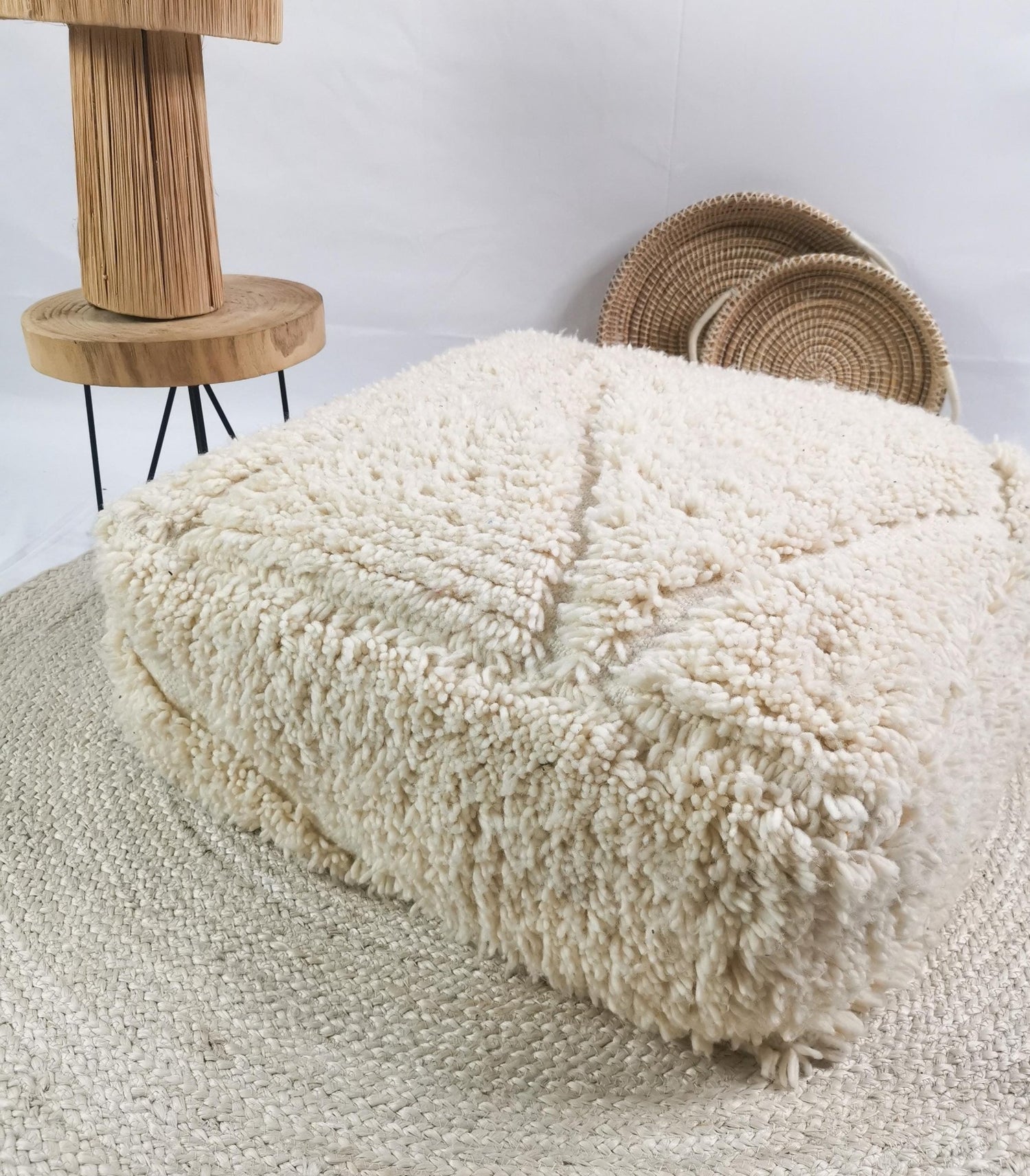 Marokkanischer Pouf, Berber Bodenkissen, Sitzkissen aus Wolle, Vintage Pouf weiss, Boho Sitzkissen Beni Ourain - CocosyBerlin