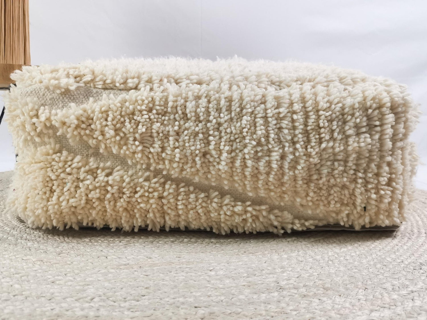 Marokkanischer Pouf, Berber Bodenkissen, Sitzkissen aus Wolle, Vintage Pouf weiss, Boho Sitzkissen Beni Ourain - CocosyBerlin