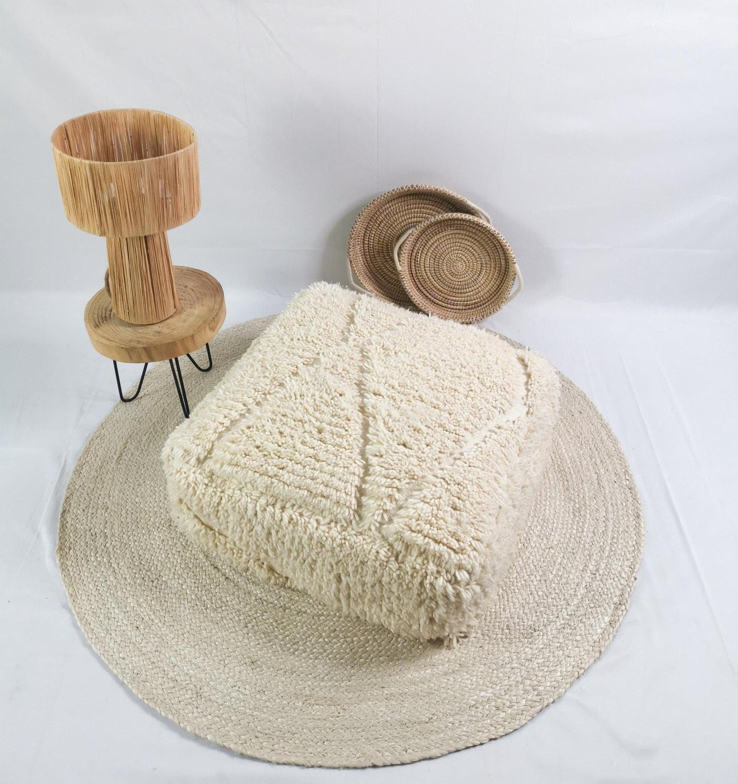 Marokkanischer Pouf, Berber Bodenkissen, Sitzkissen aus Wolle, Vintage Pouf weiss, Boho Sitzkissen Beni Ourain - CocosyBerlin