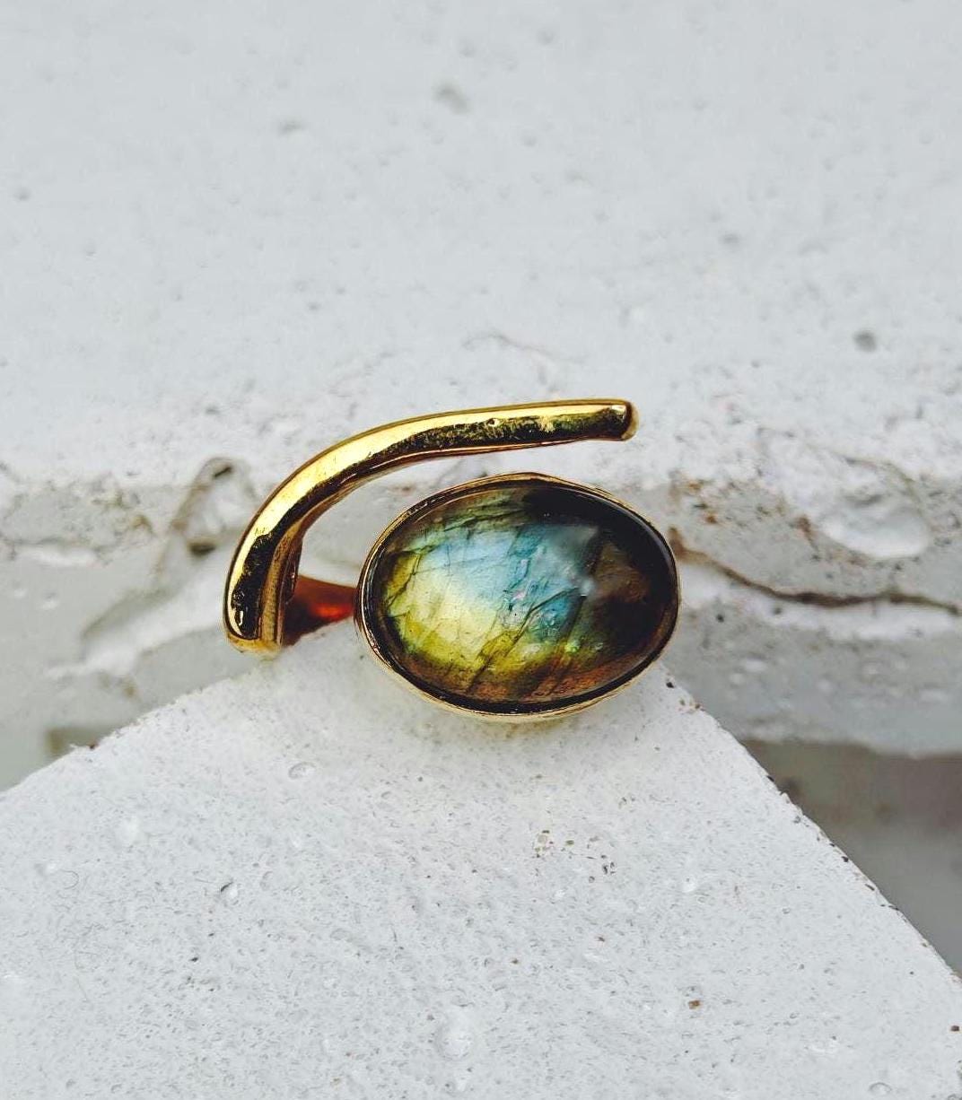 Großer verstellbarer Labradorit Ring mit ovalem Stein, Statement Ring, goldener Messing Ring mit Labradorit - CocosyBerlin
