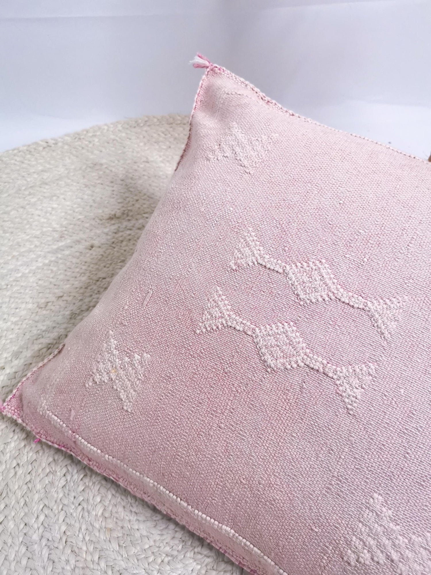 Sabra Kissen aus Marokko, Boho Eklektische Kissenhülle, Marokkanischer orientalischer Kissenbezug in Orchid Pink / Rosa und Weiss - CocosyBerlin