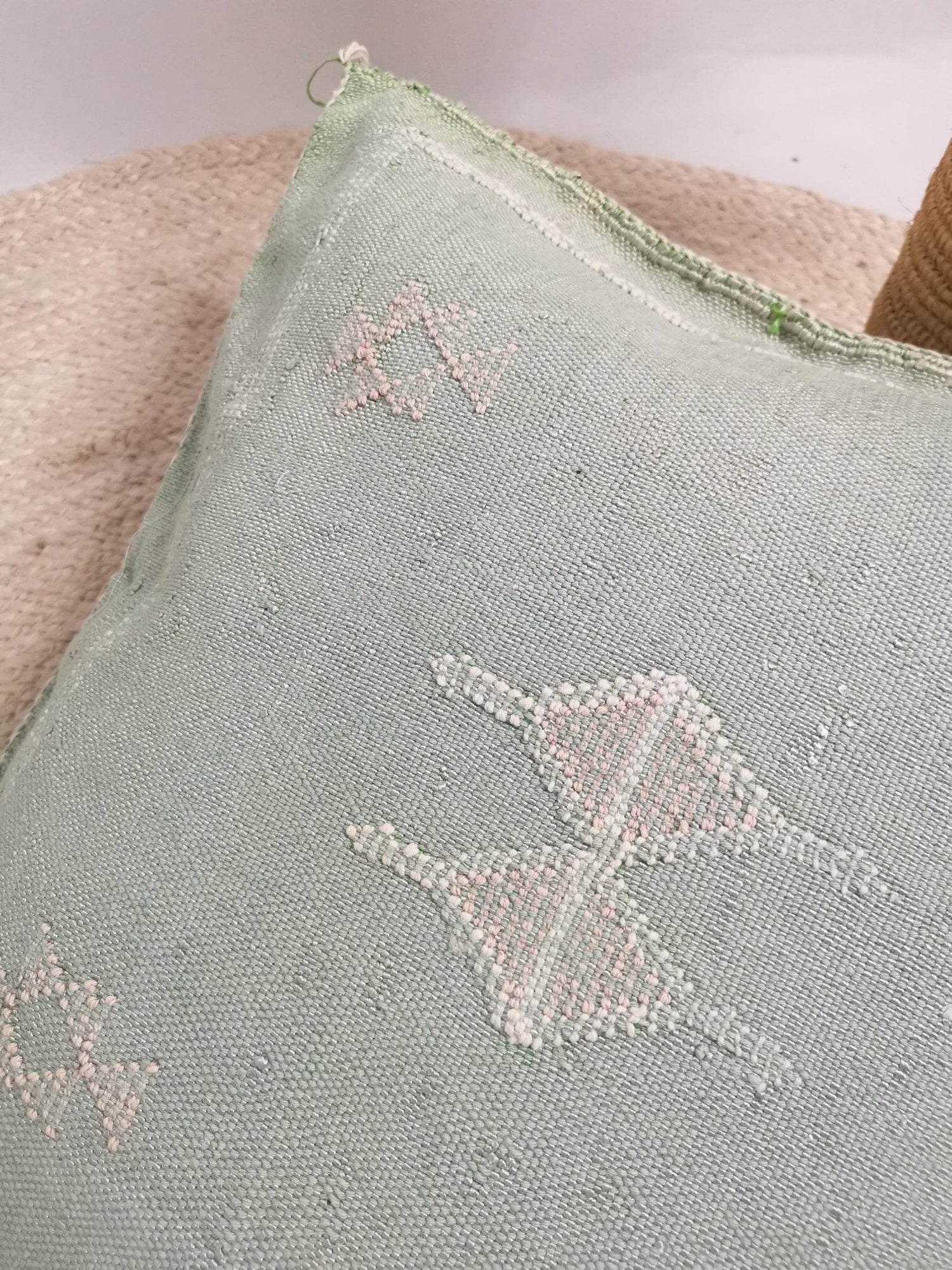 Sabra Kissen aus Marokko, Boho Eklektische Kissenhülle, Marokkanischer orientalischer Kissenbezug in Pistaziengrün / Pastellgrün und Rosa - CocosyBerlin