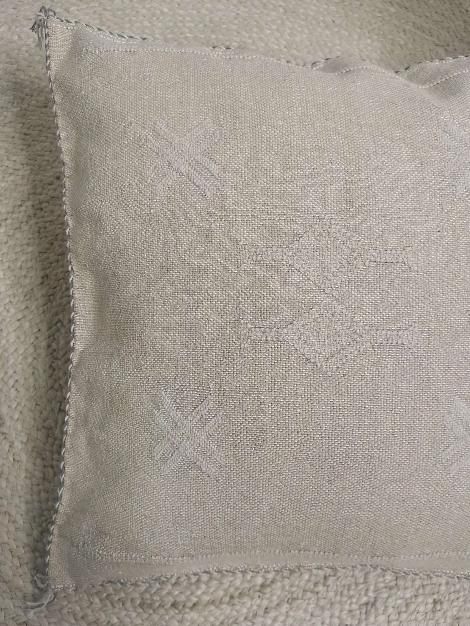 Sabra Kissen aus Marokko, Boho Eklektische Kissenhülle, Marokkanische orientalische Kissenhülle, Beige und Weiss 50x50 cm