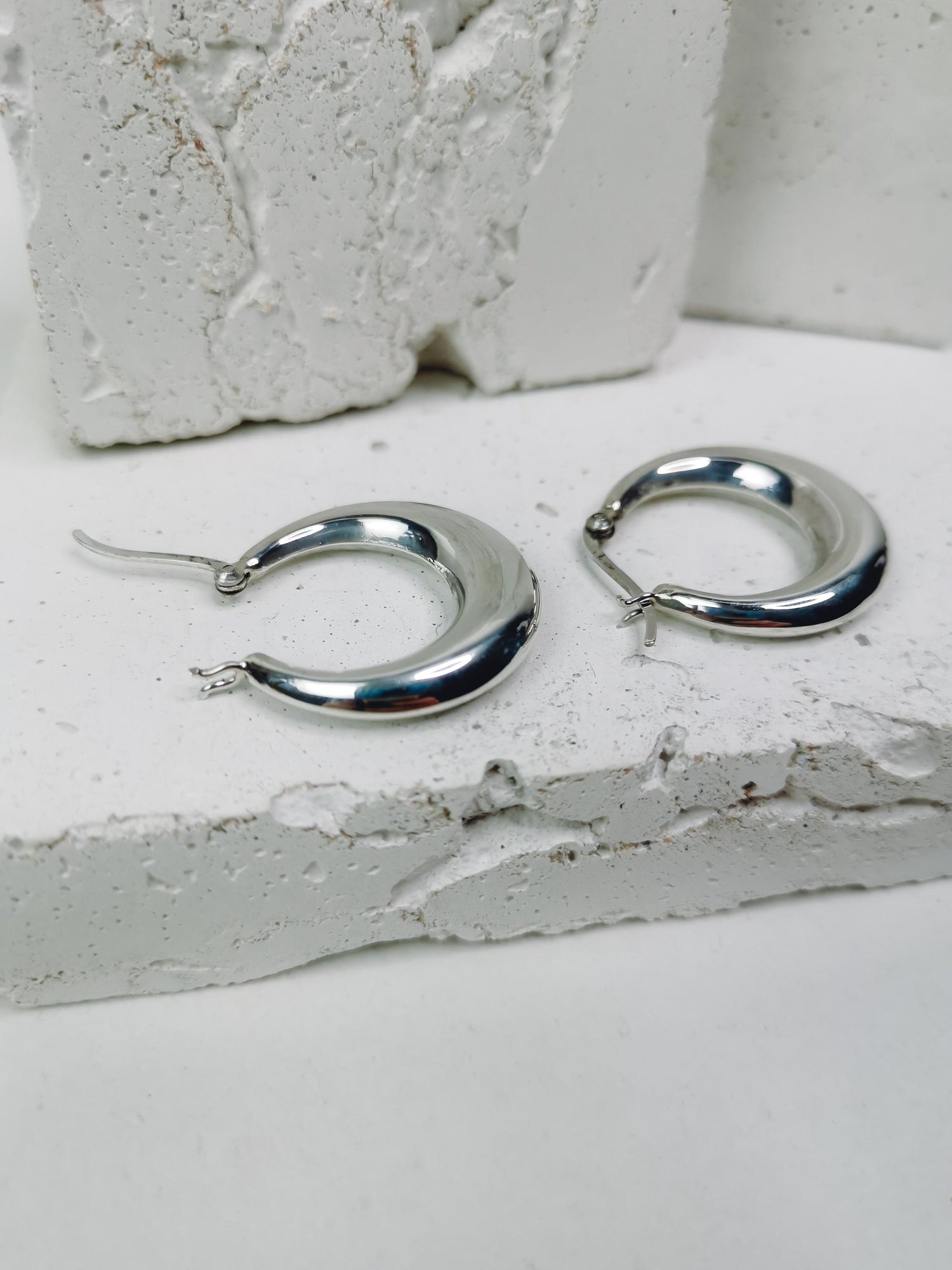 Halbmond Creolen aus 925 Silber, breite Sterling Silber Creolen 28 mm, Minimalistische Creolen