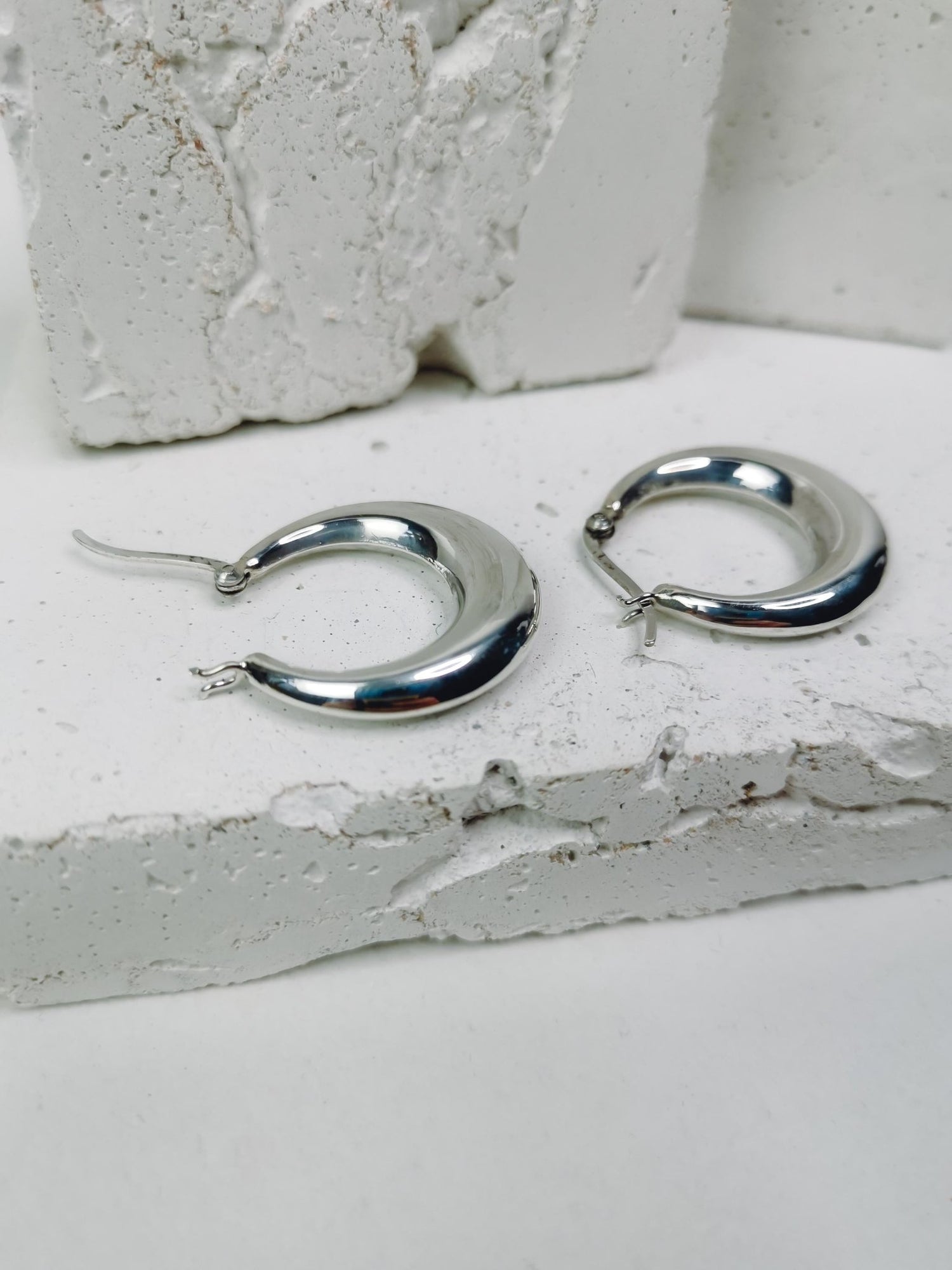 Halbmond Creolen aus 925 Silber, breite Sterling Silber Creolen 28 mm, Minimalistische Creolen - CocosyBerlin