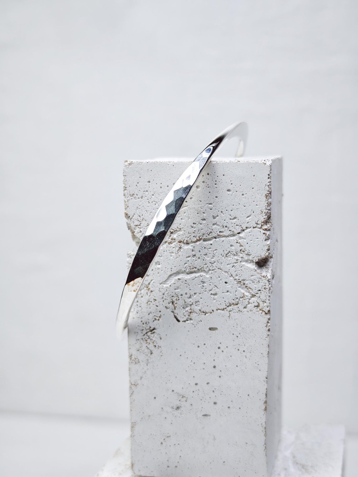 Armband aus Sterling Silber, flaches Armband, Tribal, minimalistischer Armreif aus 925 Silber, strukturiert, gehämmert - CocosyBerlin