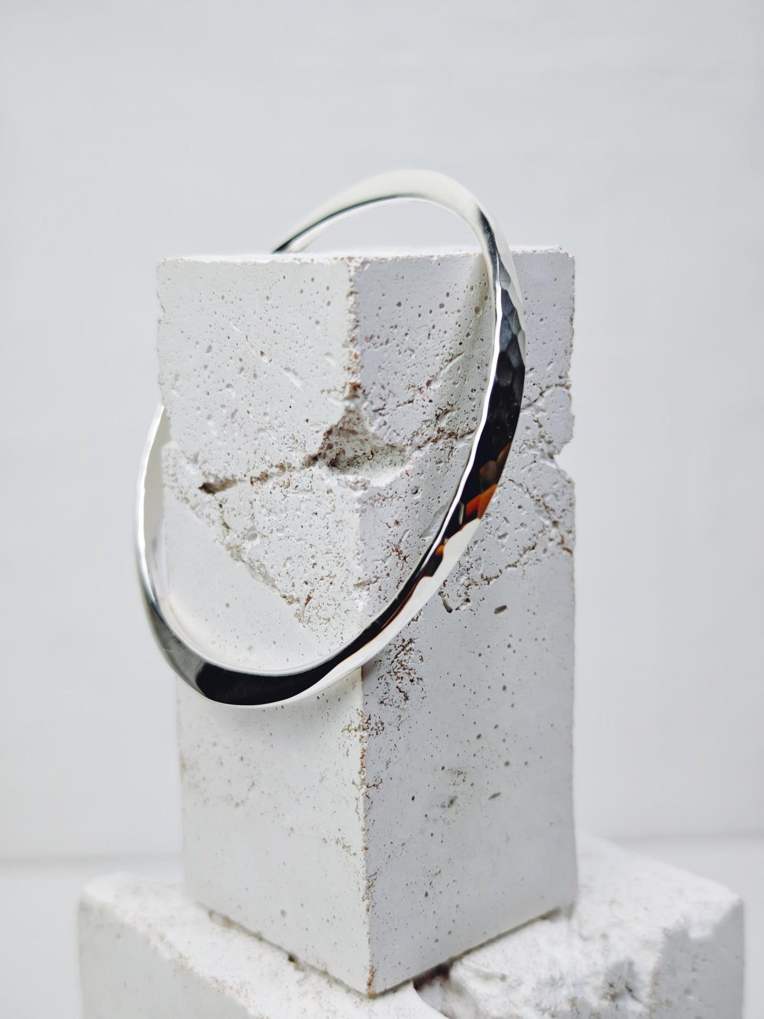 Armband aus Sterling Silber, flaches Armband, Tribal, minimalistischer Armreif aus 925 Silber, strukturiert, gehämmert - CocosyBerlin