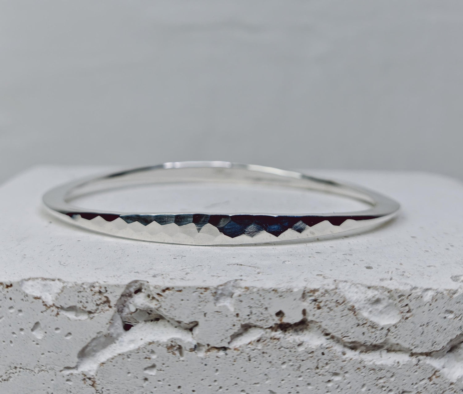 Armband aus Sterling Silber, flaches Armband, Tribal, minimalistischer Armreif aus 925 Silber, strukturiert, gehämmert - CocosyBerlin