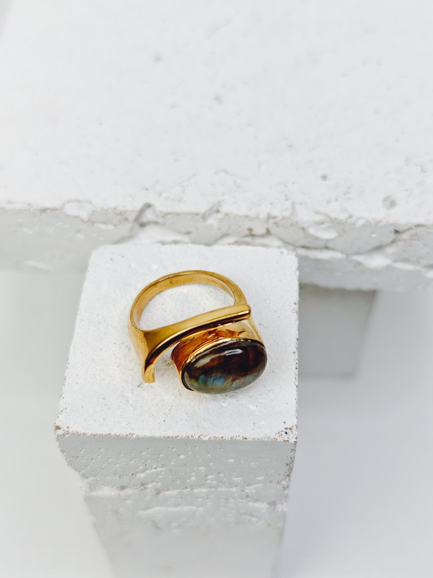Großer verstellbarer Labradorit Ring mit ovalem Stein, Statement Ring, goldener Messing Ring mit Labradorit - CocosyBerlin