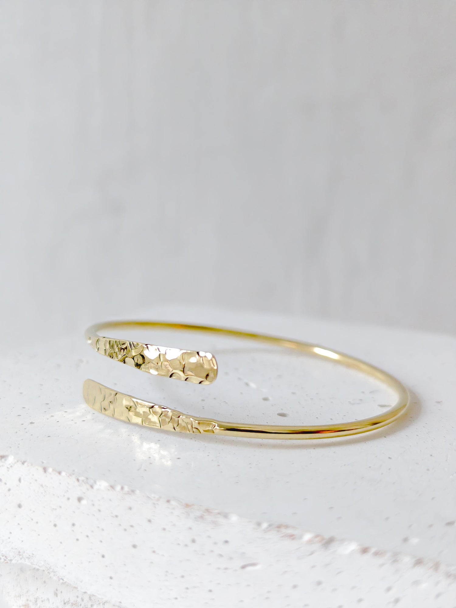 Goldener verstellbarer Armreif, gehämmert strukturiert, Armreif aus Messing, Golden Bangle Cuff, Minimalistisches Armband