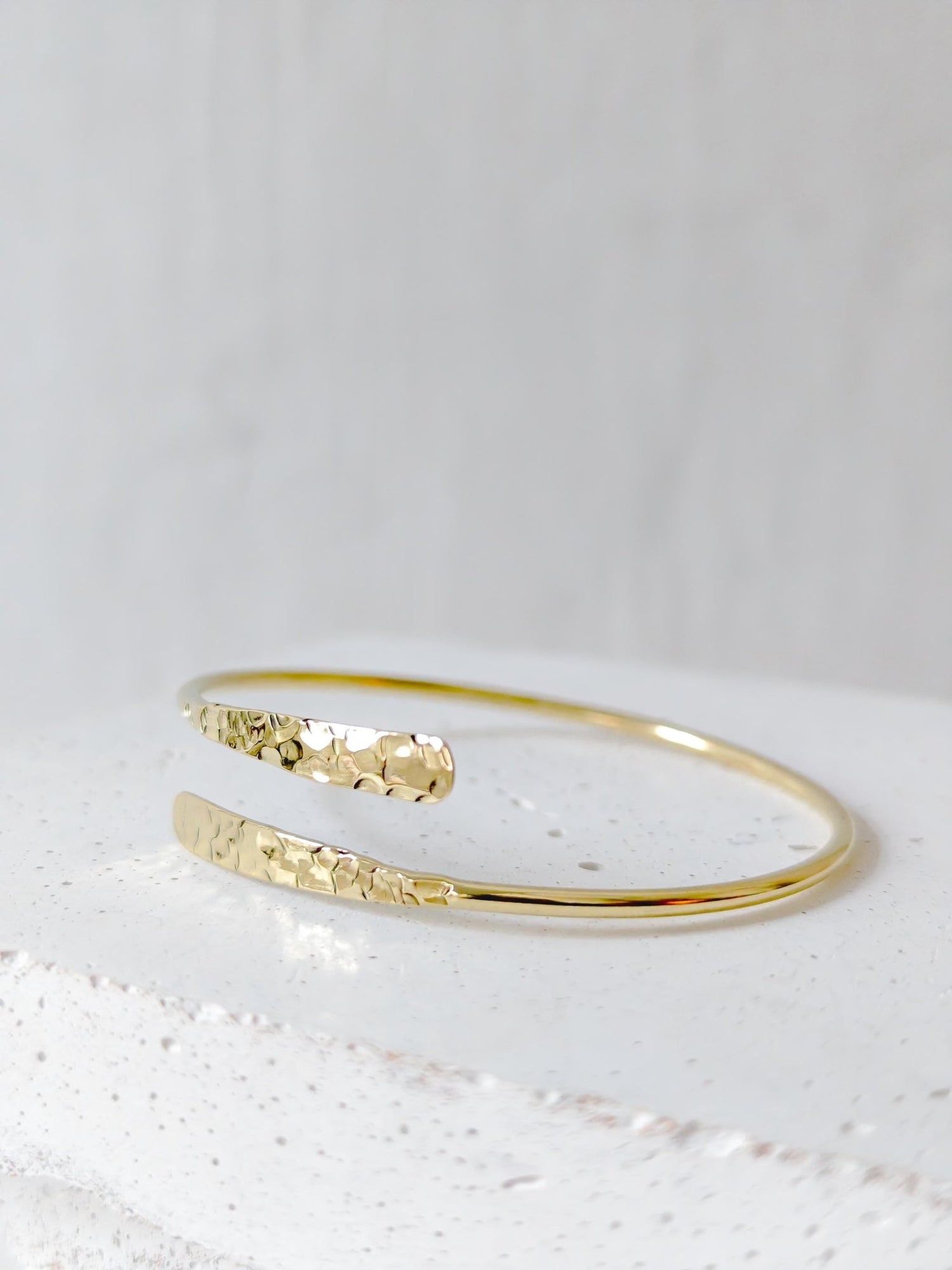 Goldener verstellbarer Armreif, gehämmert strukturiert, Armreif aus Messing, Golden Bangle Cuff, Minimalistisches Armband - CocosyBerlin