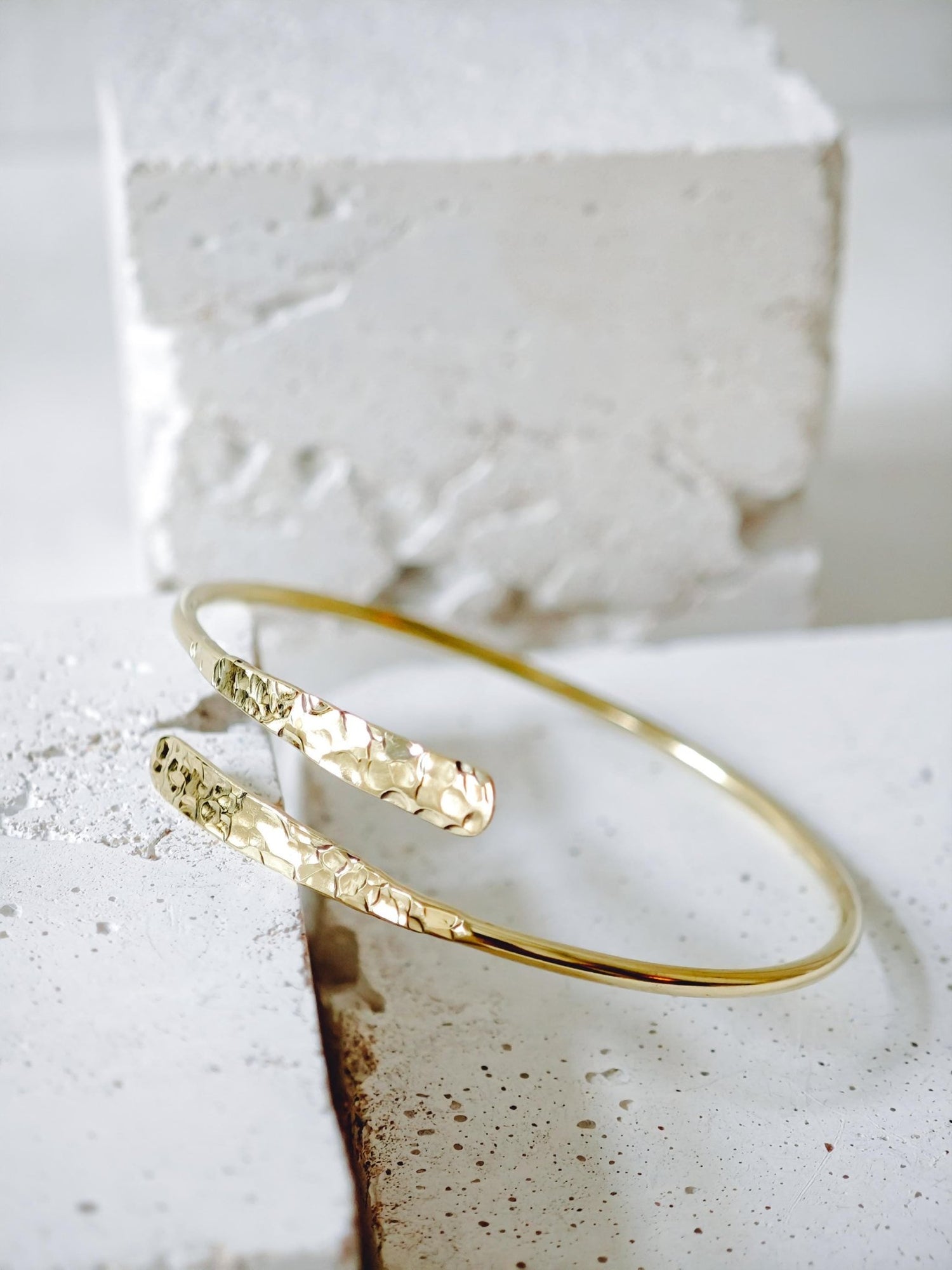 Goldener verstellbarer Armreif, gehämmert strukturiert, Armreif aus Messing, Golden Bangle Cuff, Minimalistisches Armband - CocosyBerlin