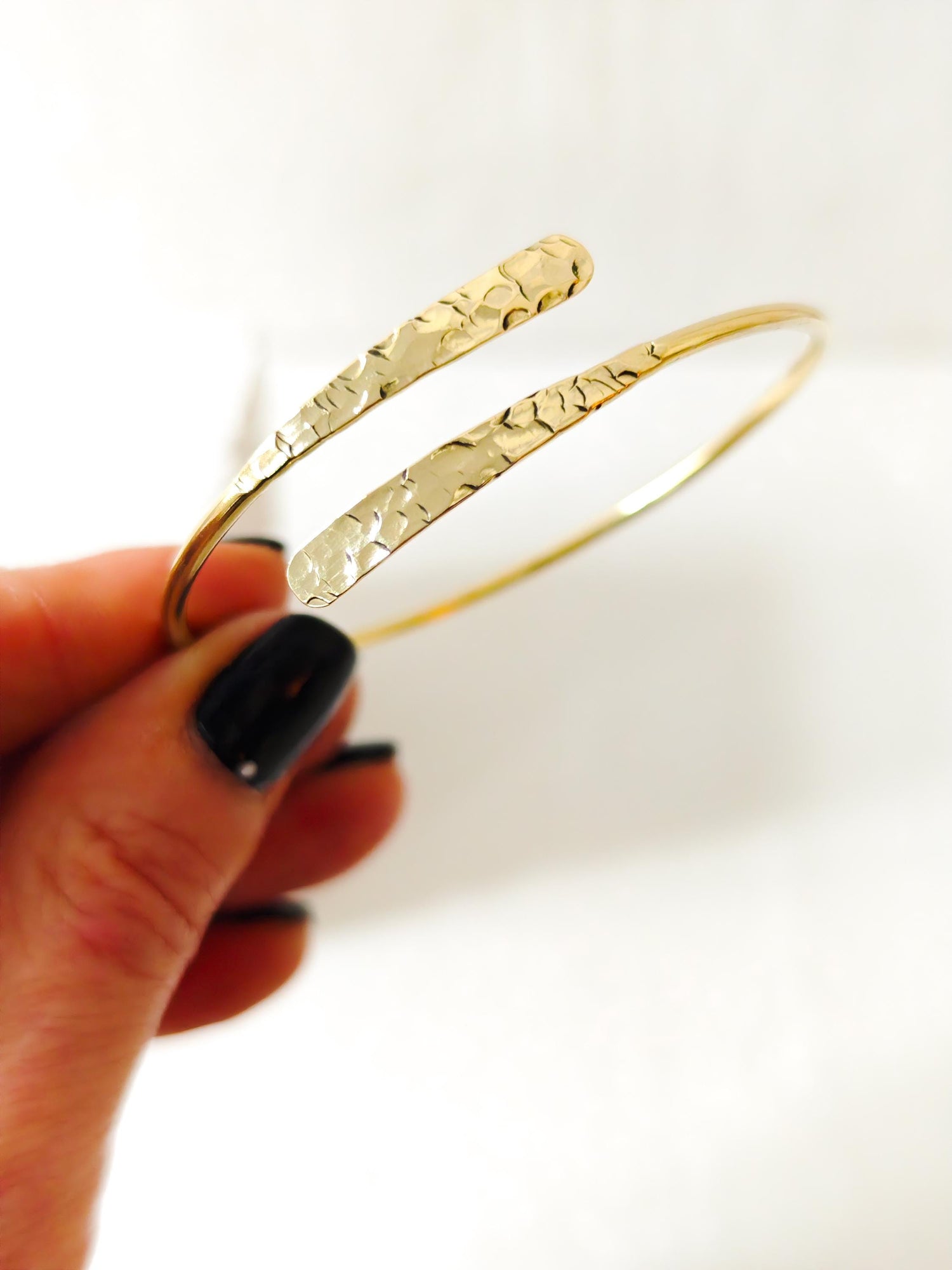 Goldener verstellbarer Armreif, gehämmert strukturiert, Armreif aus Messing, Golden Bangle Cuff, Minimalistisches Armband
