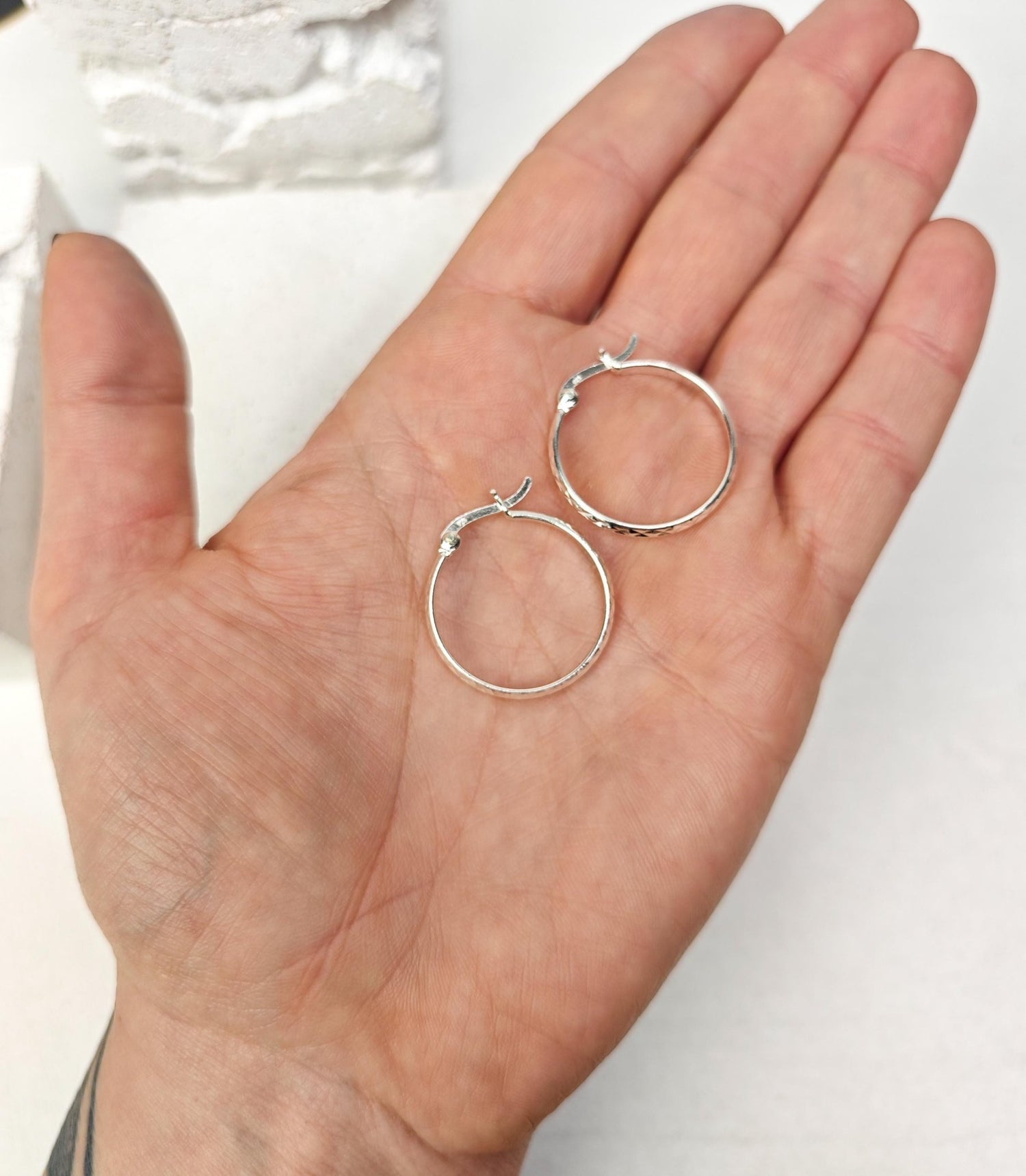 Sterling Silber Creolen, Silber Creolen 25 mm, Minimalistische Creolen 925 Silber strukturiert - CocosyBerlin