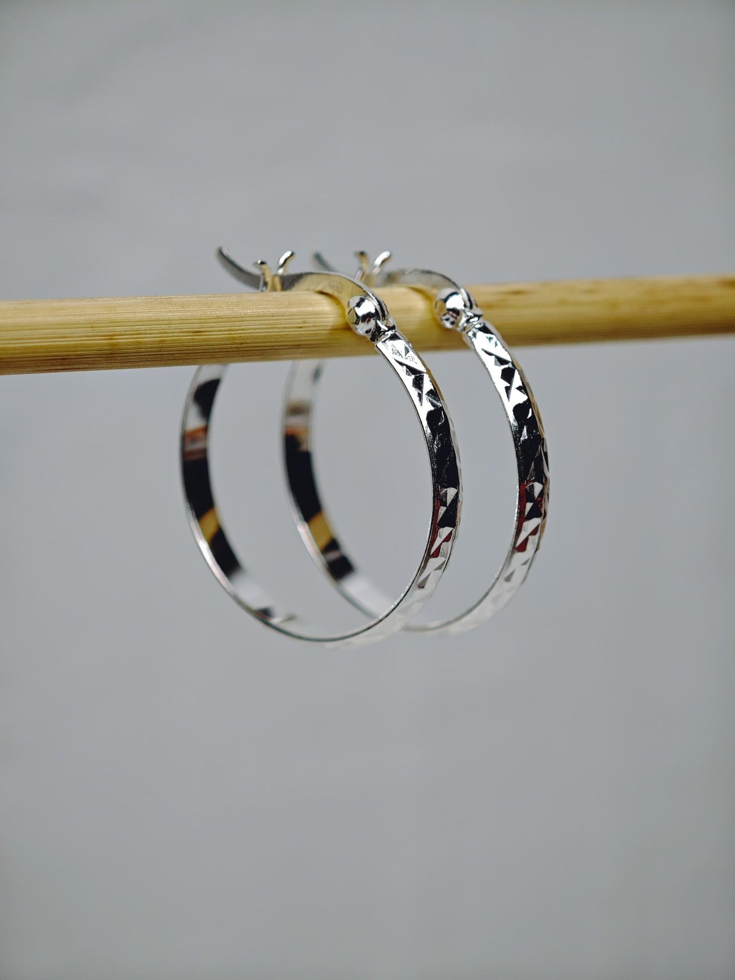 Sterling Silber Creolen, Silber Creolen 25 mm, Minimalistische Creolen 925 Silber strukturiert - CocosyBerlin