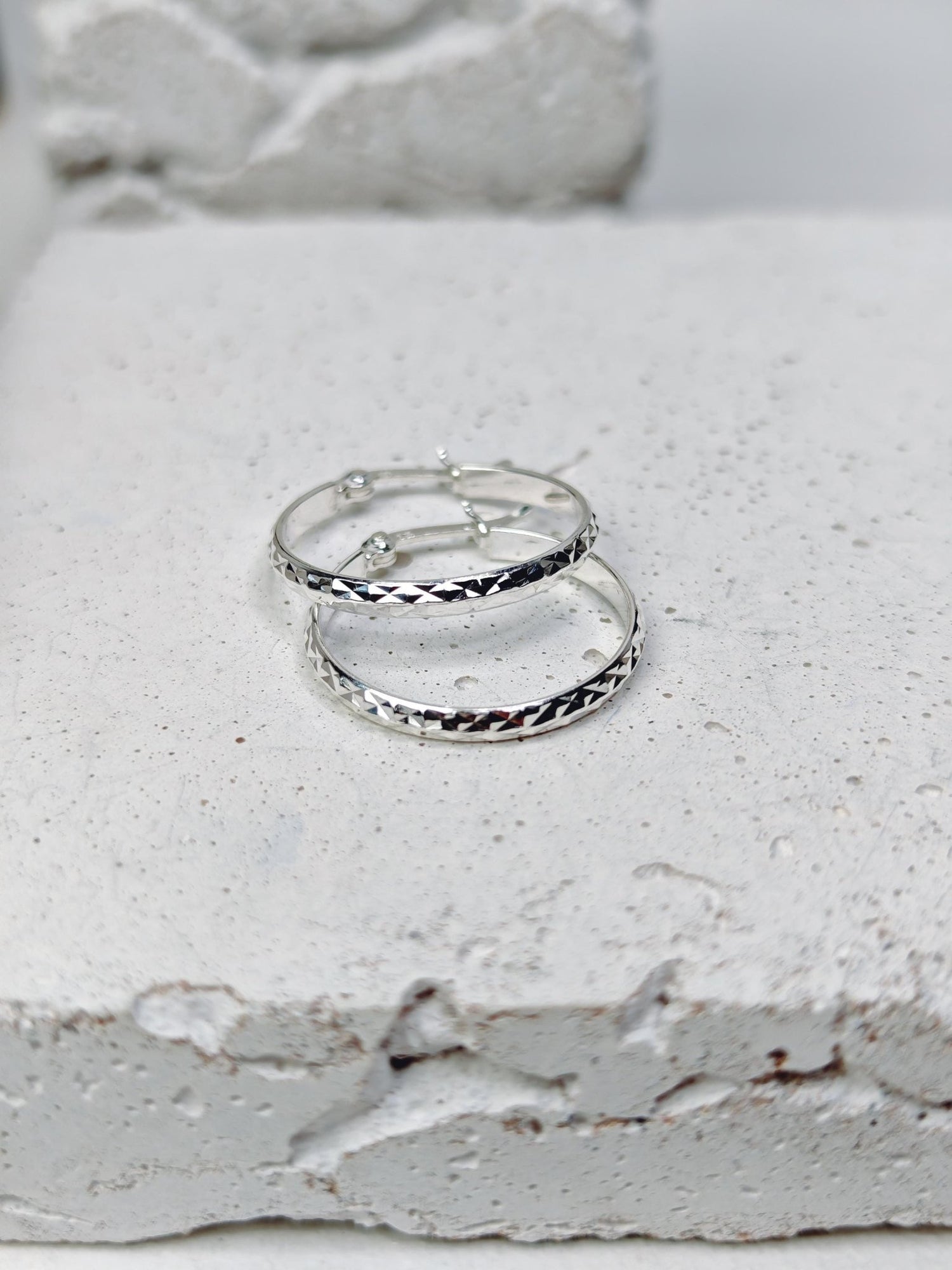 Sterling Silber Creolen, Silber Creolen 25 mm, Minimalistische Creolen 925 Silber strukturiert - CocosyBerlin