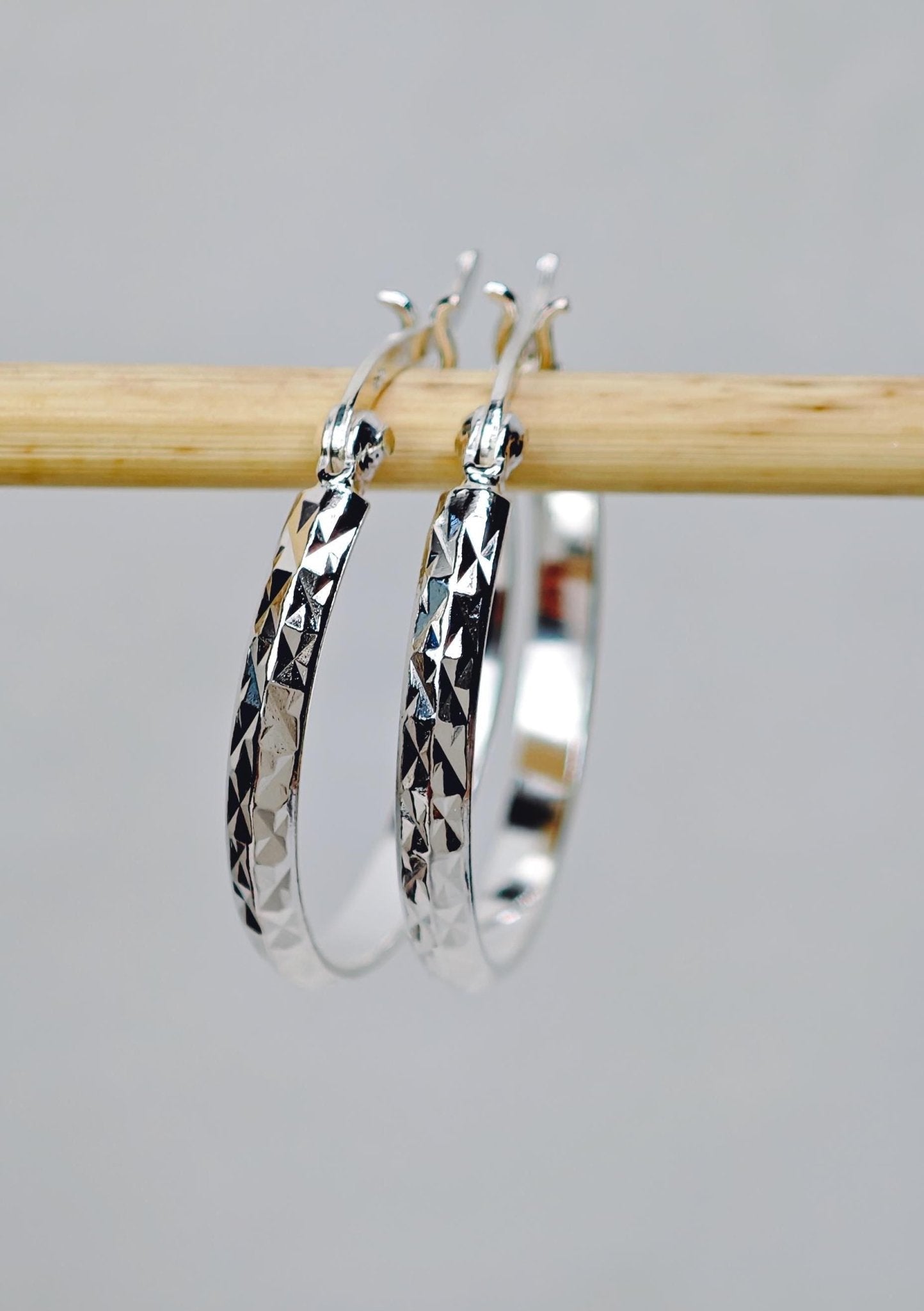 Sterling Silber Creolen, Silber Creolen 25 mm, Minimalistische Creolen 925 Silber strukturiert - CocosyBerlin