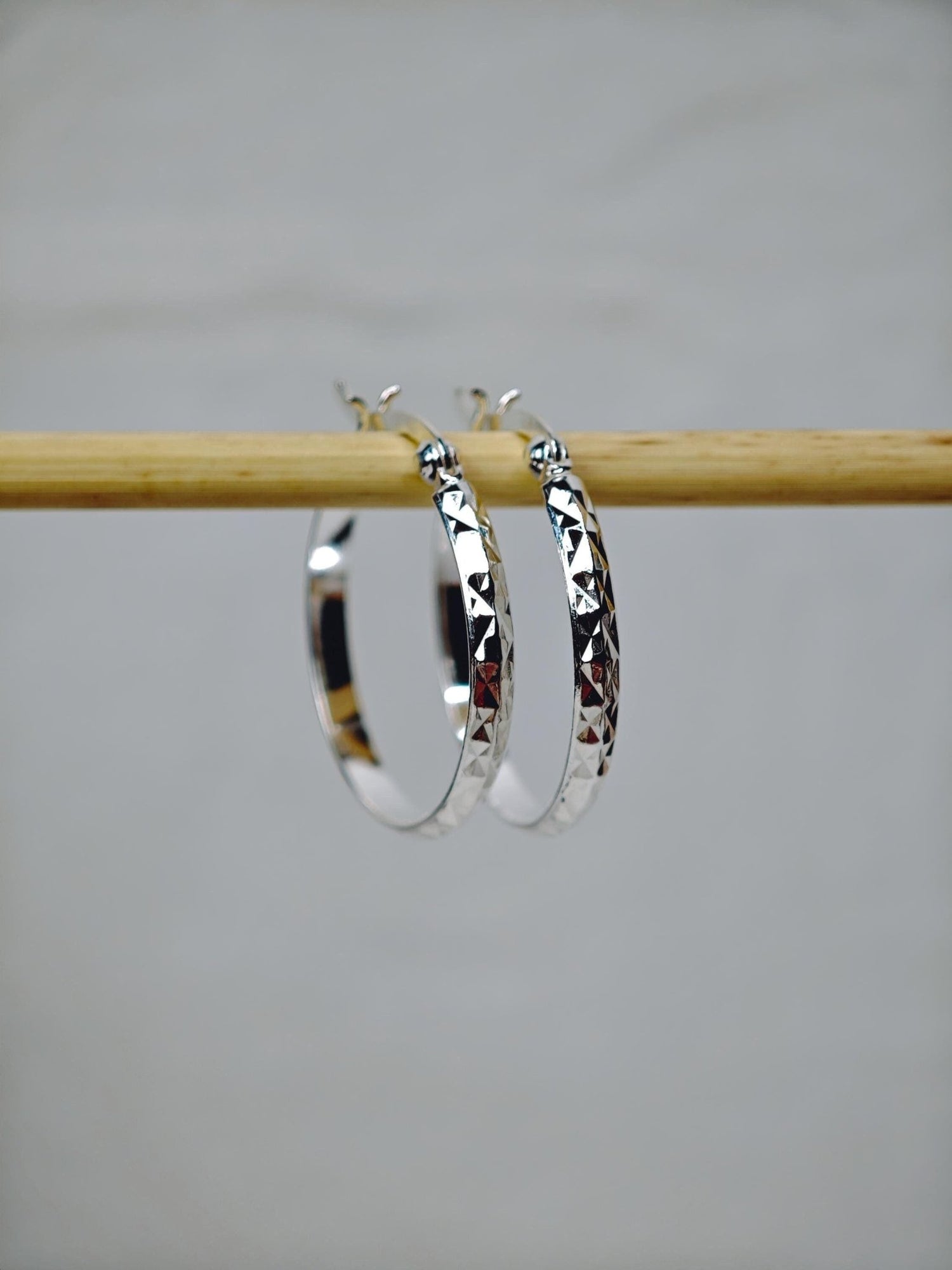 Sterling Silber Creolen, Silber Creolen 25 mm, Minimalistische Creolen 925 Silber strukturiert - CocosyBerlin