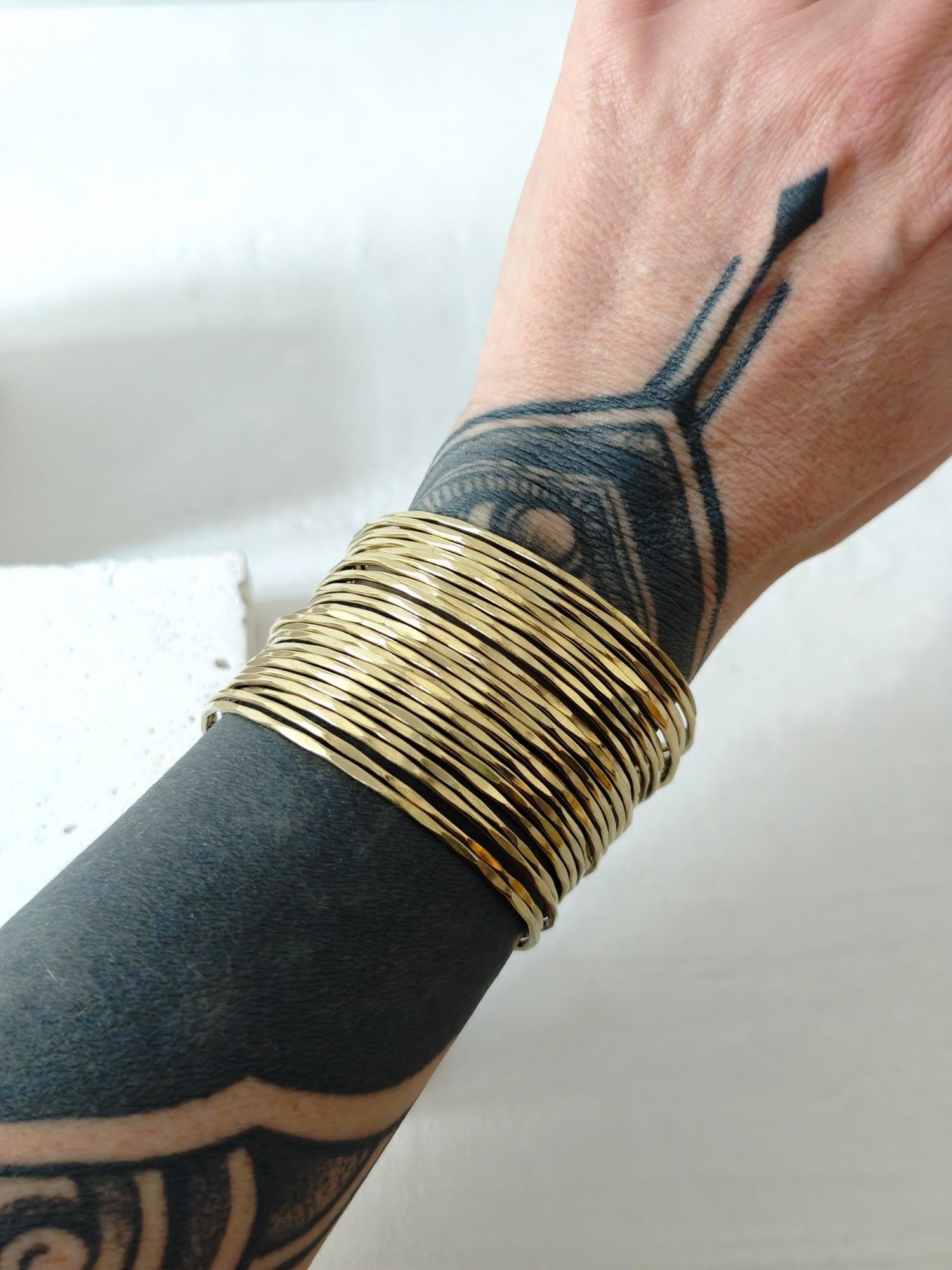 Manschettenarmband aus Messing, Armband aus goldenem Messing, Breiter Boho Armreif gehämmert - CocosyBerlin
