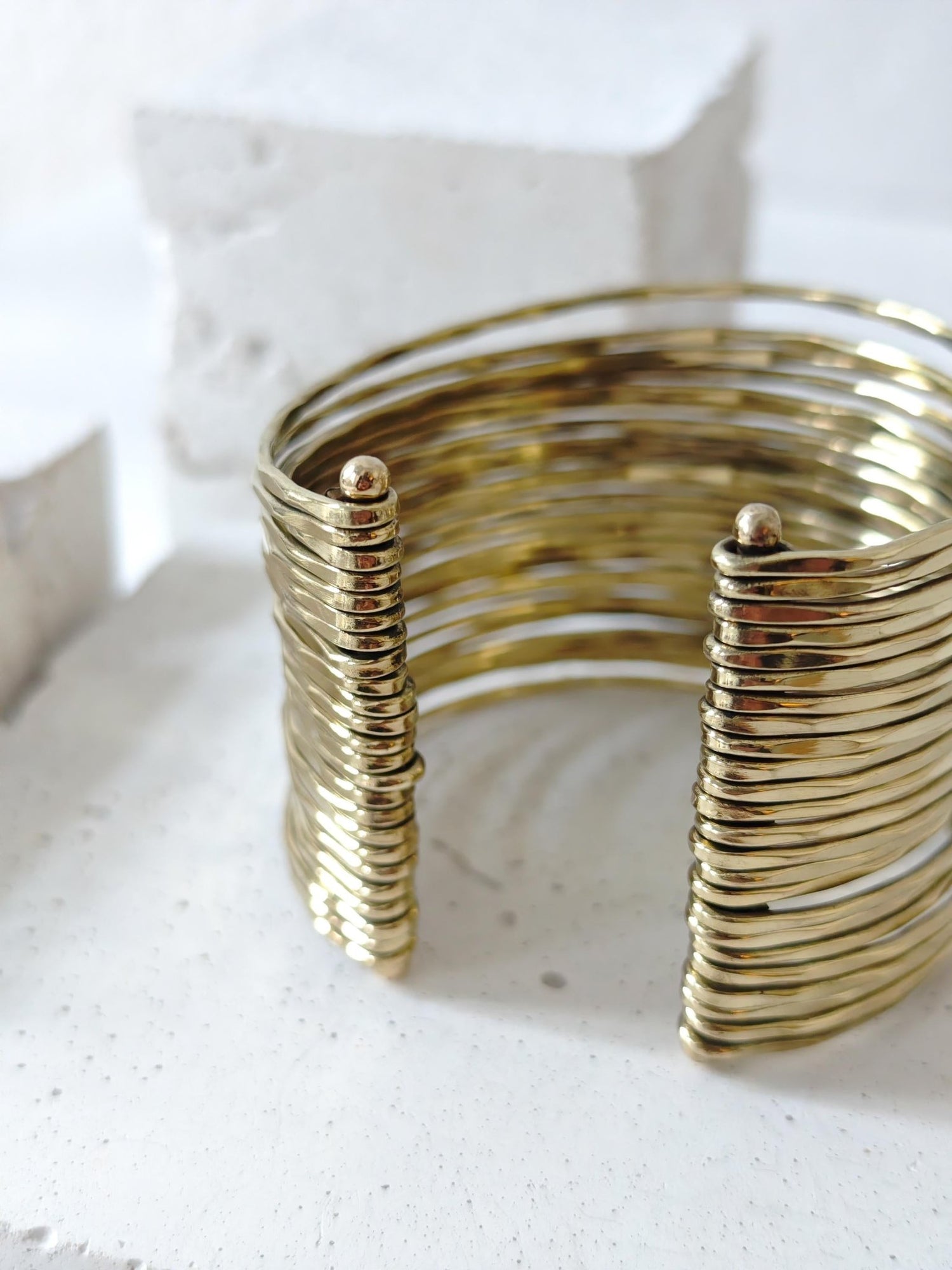 Manschettenarmband aus Messing, Armband aus goldenem Messing, Breiter Boho Armreif gehämmert - CocosyBerlin