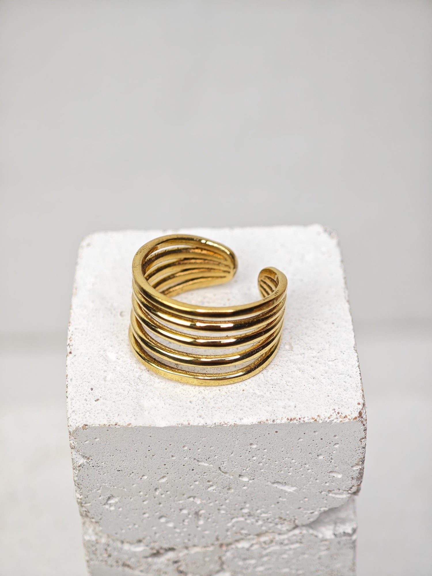 Breiter Ring aus goldenem Messing, Verstellbarer Ring, Goldener Ring, mehrreihiger Ring minimalistisch