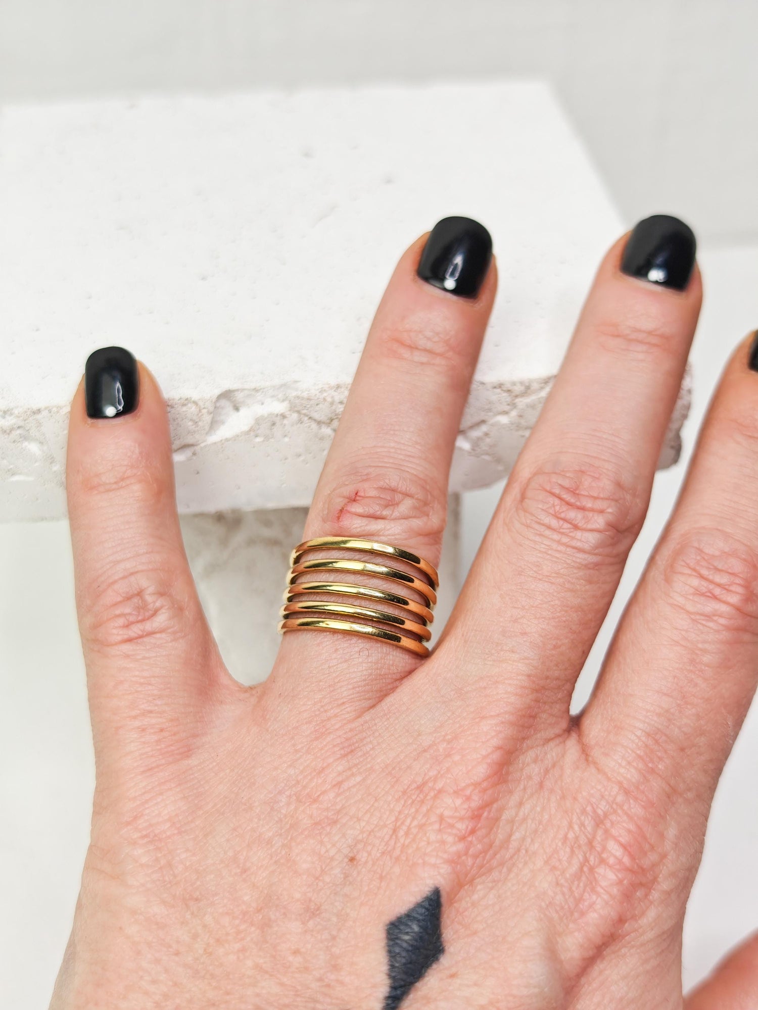 Breiter Ring aus goldenem Messing, Verstellbarer Ring, Goldener Ring, mehrreihiger Ring minimalistisch