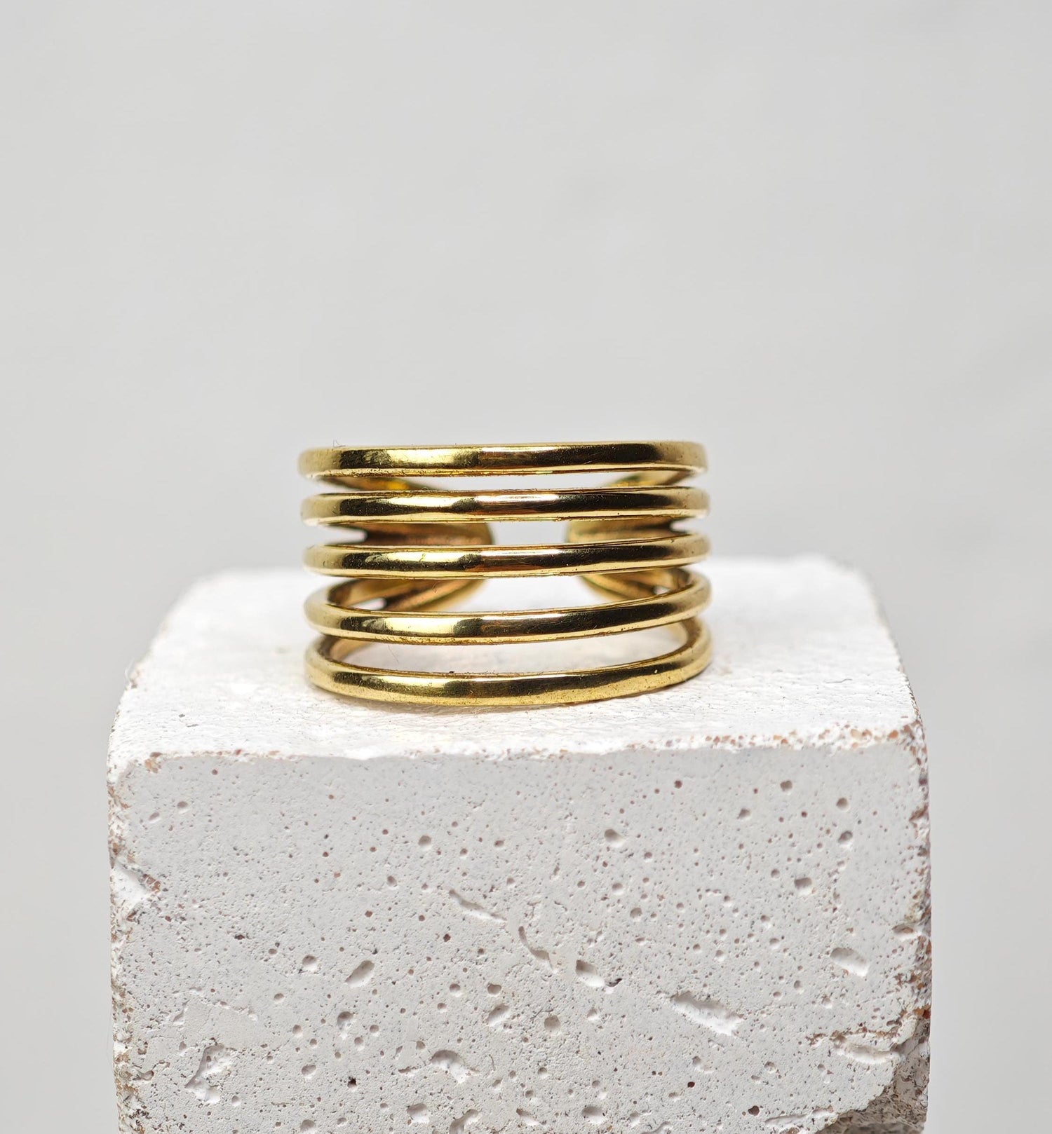 Breiter Ring aus goldenem Messing, Verstellbarer Ring, Goldener Ring, mehrreihiger Ring minimalistisch