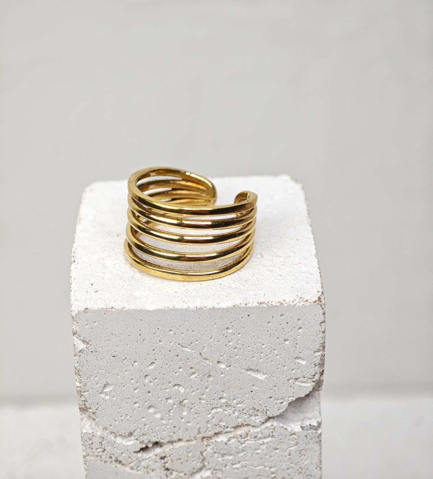 Breiter Ring aus goldenem Messing, Verstellbarer Ring, Goldener Ring, mehrreihiger Ring minimalistisch - CocosyBerlin