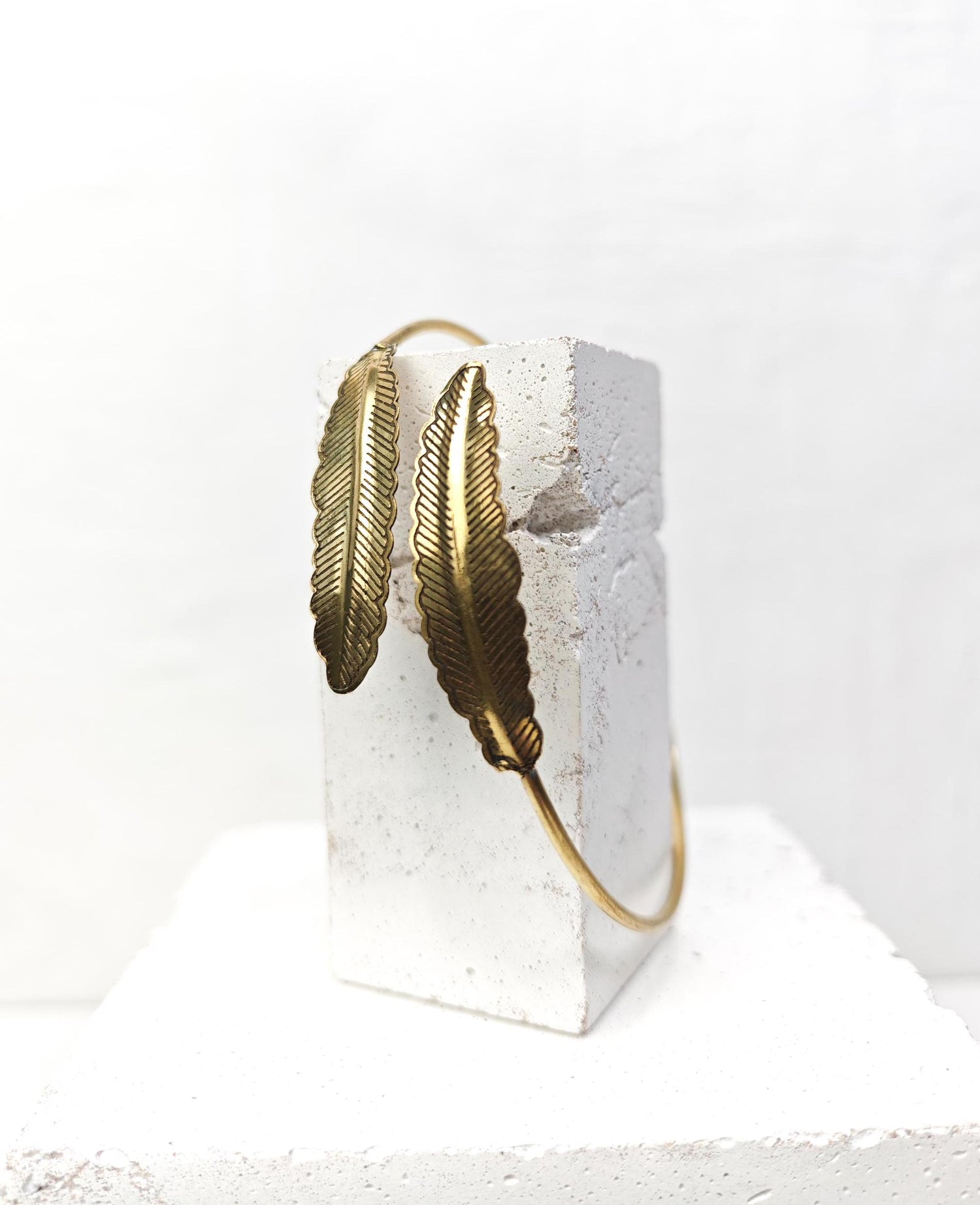 Golden adjustable feather upper arm bracelet, upper arm bangle made of brass, simple minimalist