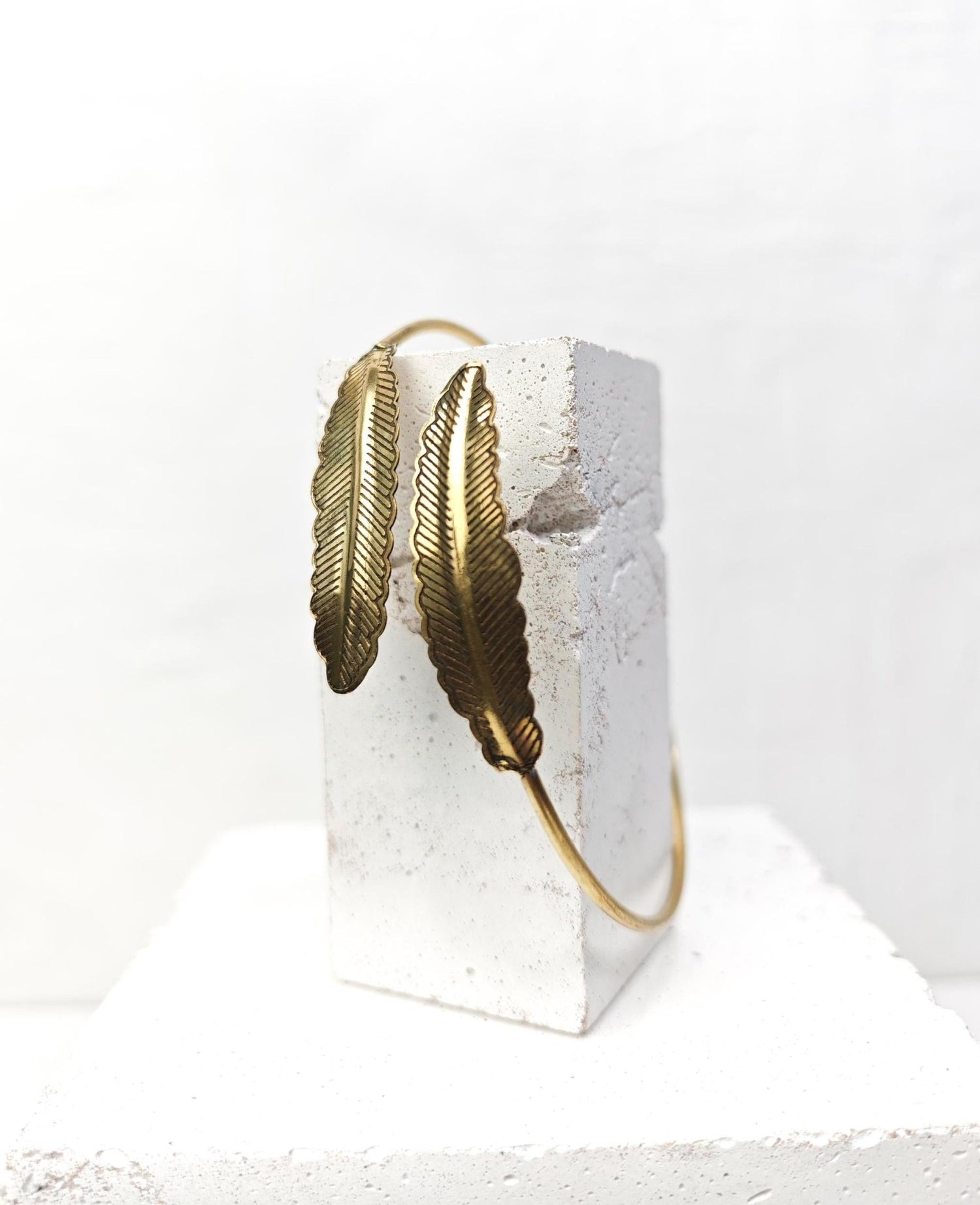 Goldener verstellbarer Feder Oberarmreif, Oberarm Armreif aus Messing, schlicht minimalistisch - CocosyBerlin