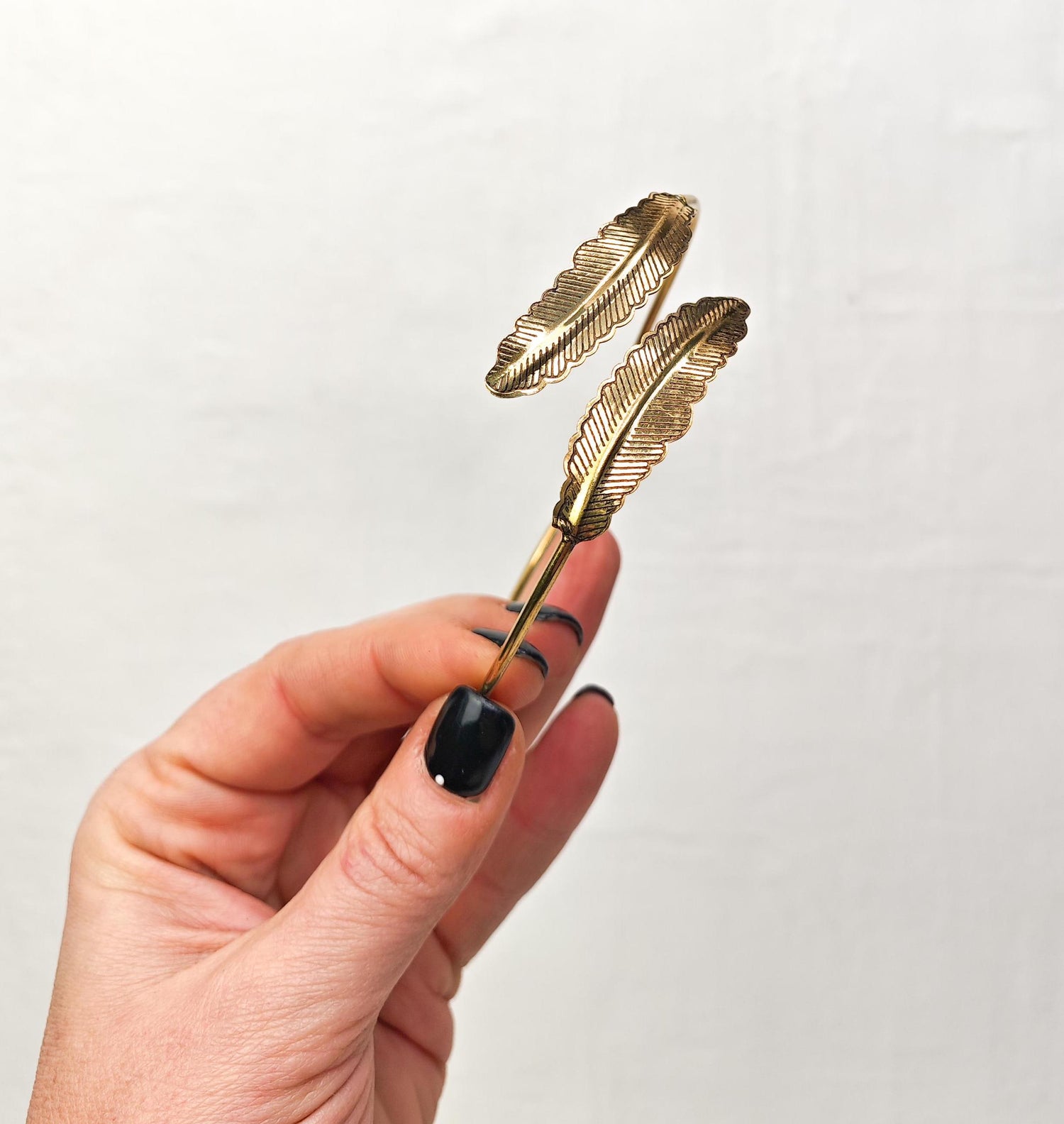 Golden adjustable feather upper arm bracelet, upper arm bangle made of brass, simple minimalist